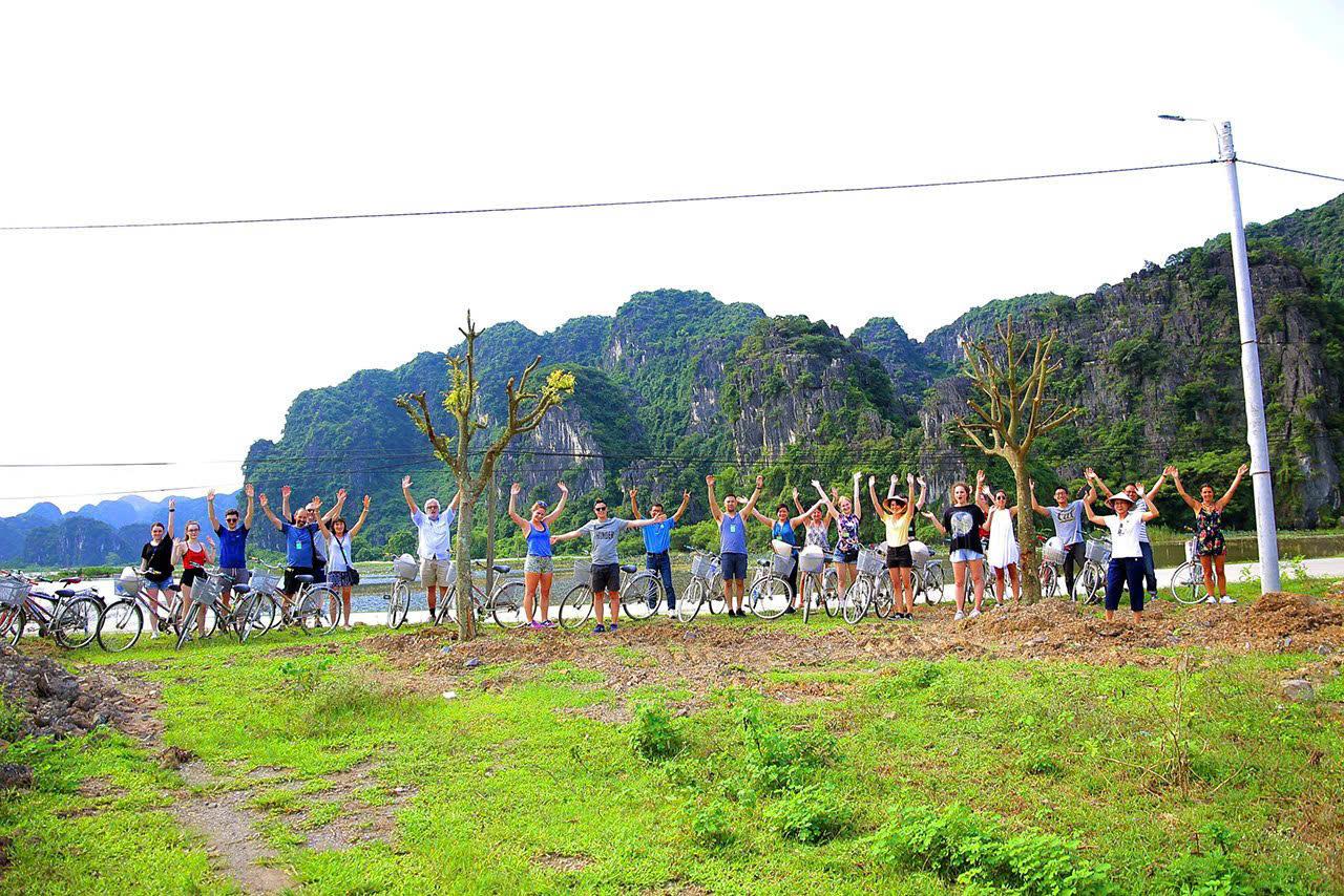 Hanoi to Ninh Binh: Hoa Lu, Tam Coc or Trang An & Mua Cave Day Tour