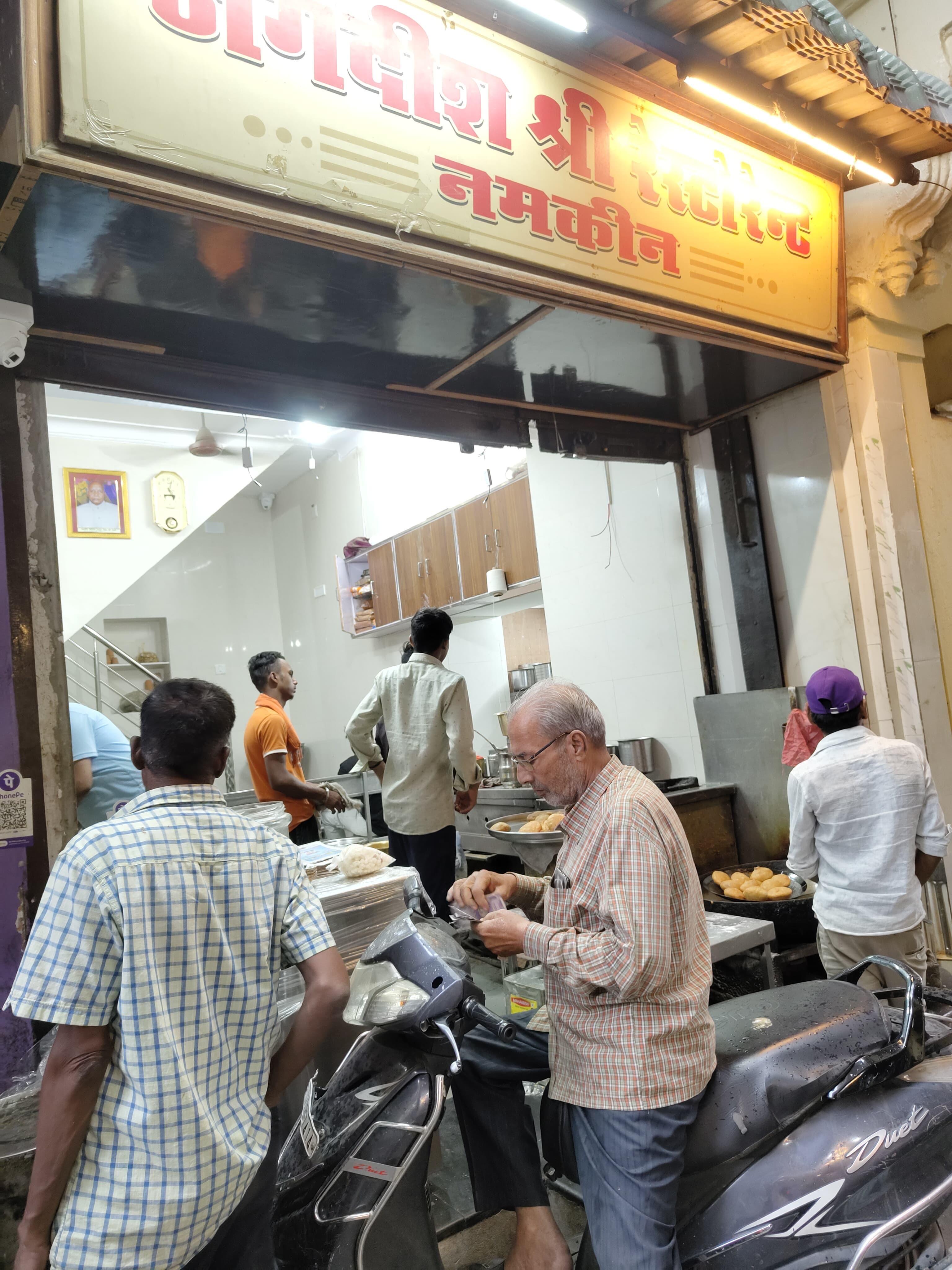Udaipur Heritage Walk: Local Markets & Authentic Street Food