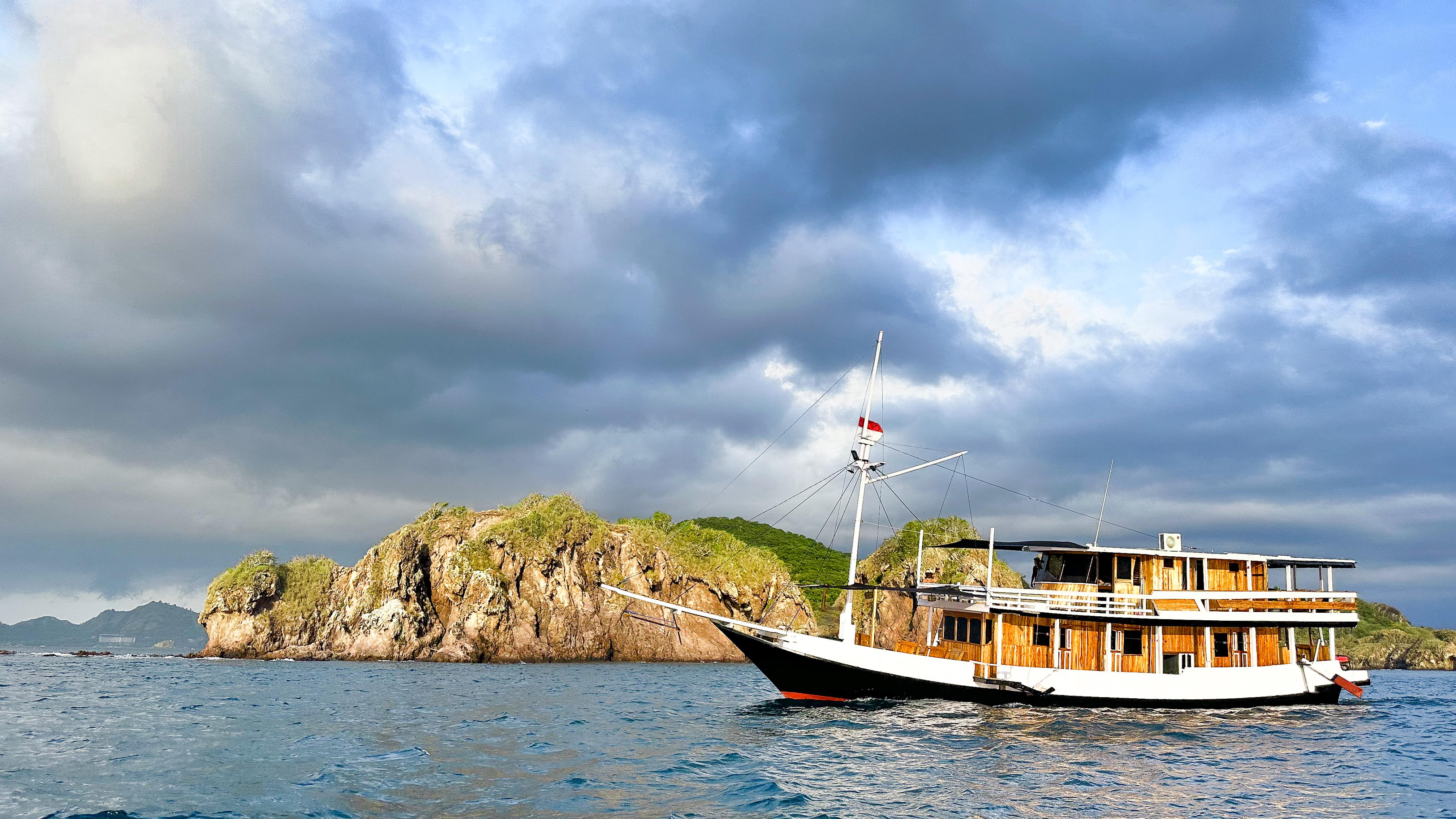 Komodo Archipelago 3-Day Phinisi Liveaboard from Labuan Bajo