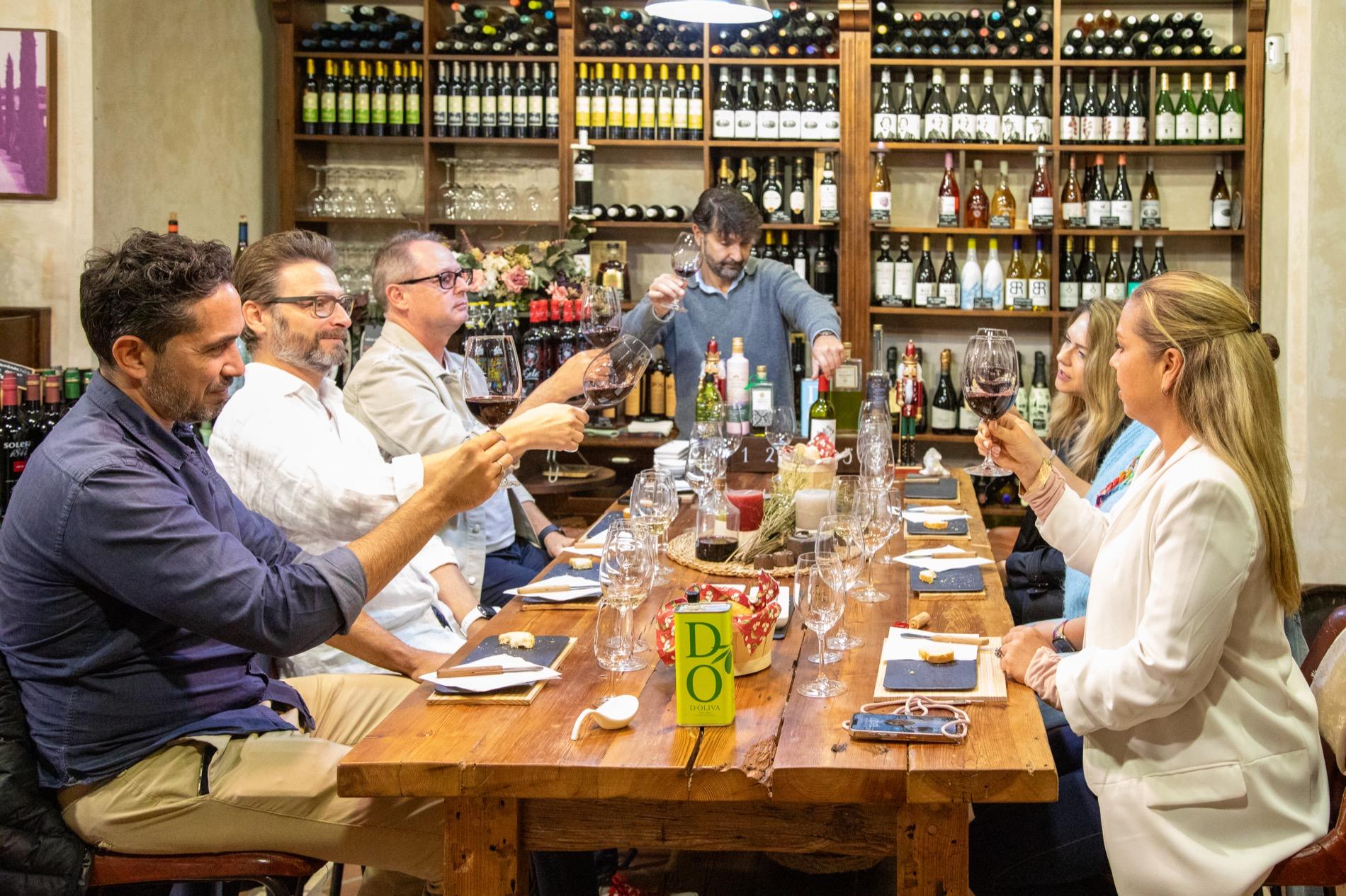 Marbella Old Town Walking Tour with Tapas and Wine
