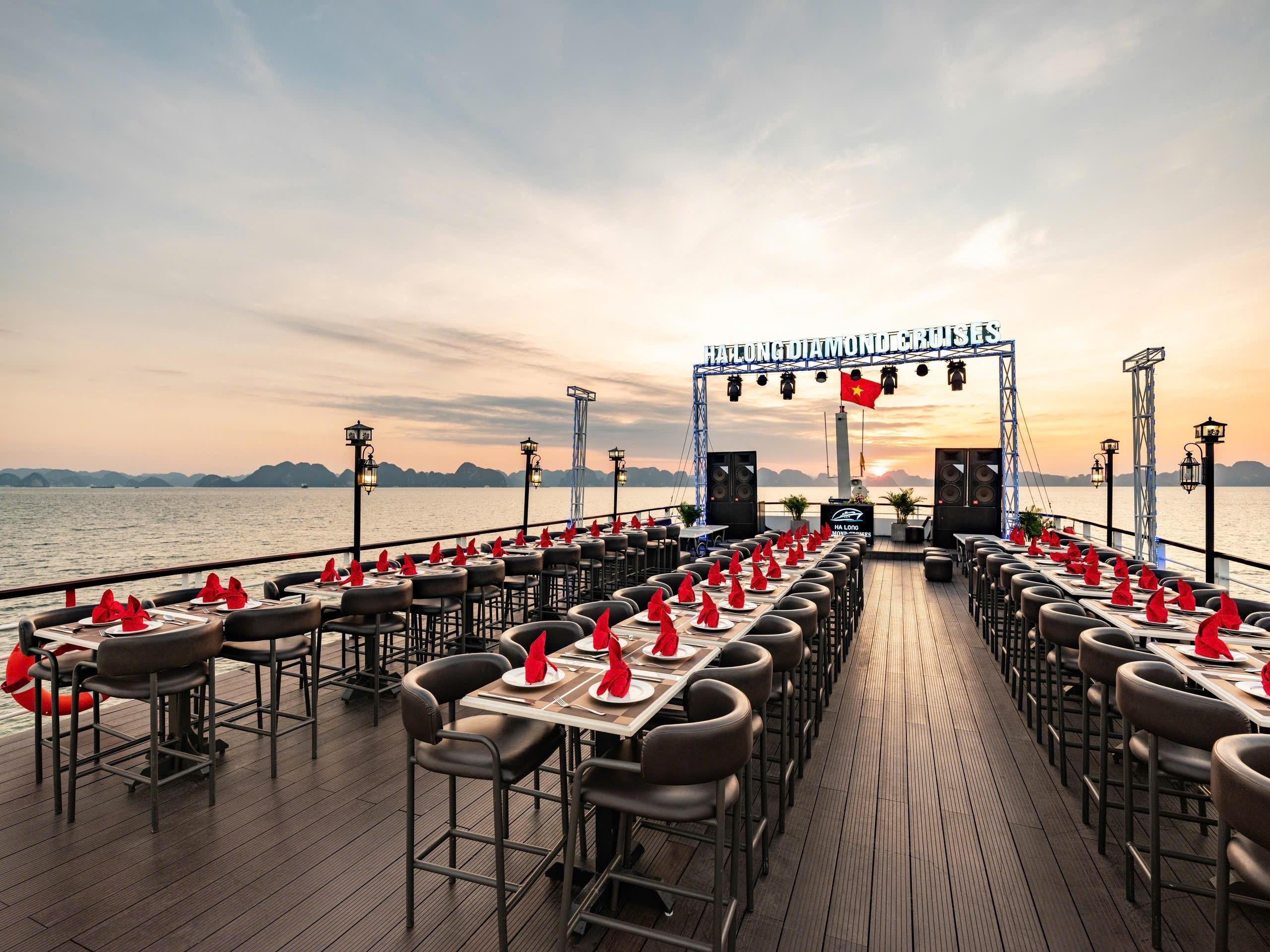 Ha Long Bay Full-Day Luxury Cruise from Hanoi
