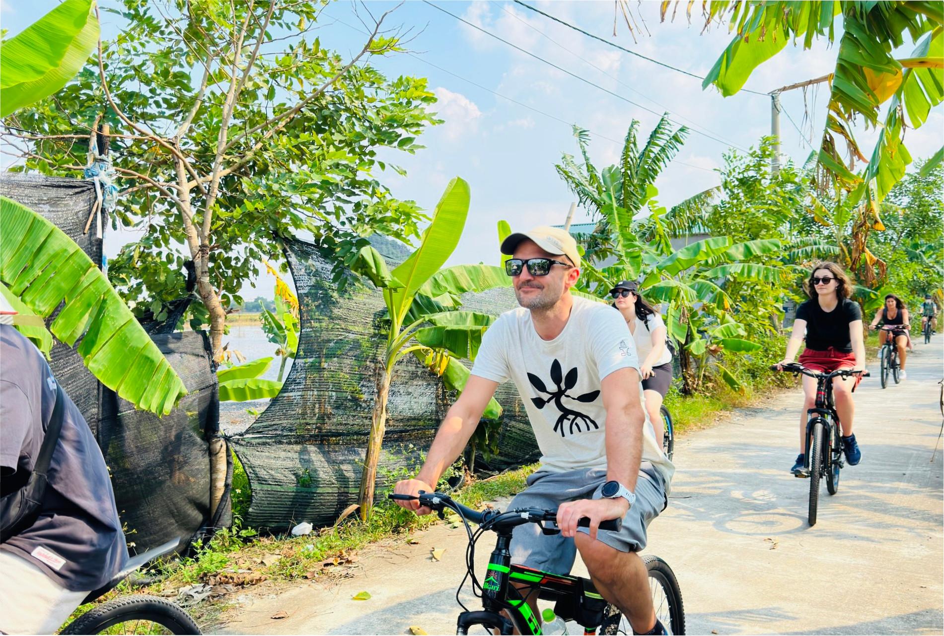 Ninh Binh Full-Day Tour: Hoa Lu or Bai Dinh, Trang An & Mua Cave