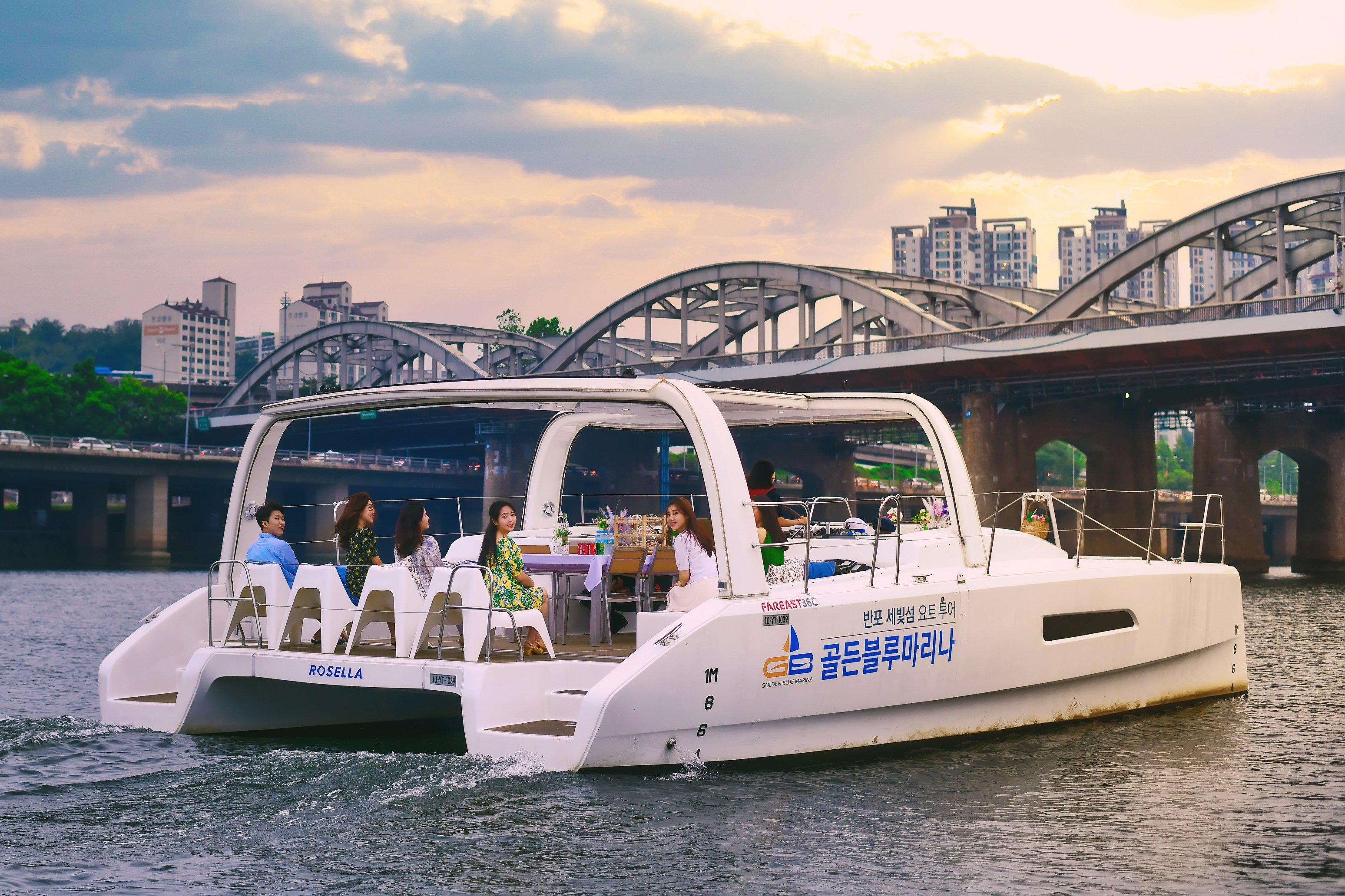 Seoul Han River Rainbow Bridge Yacht Cruise