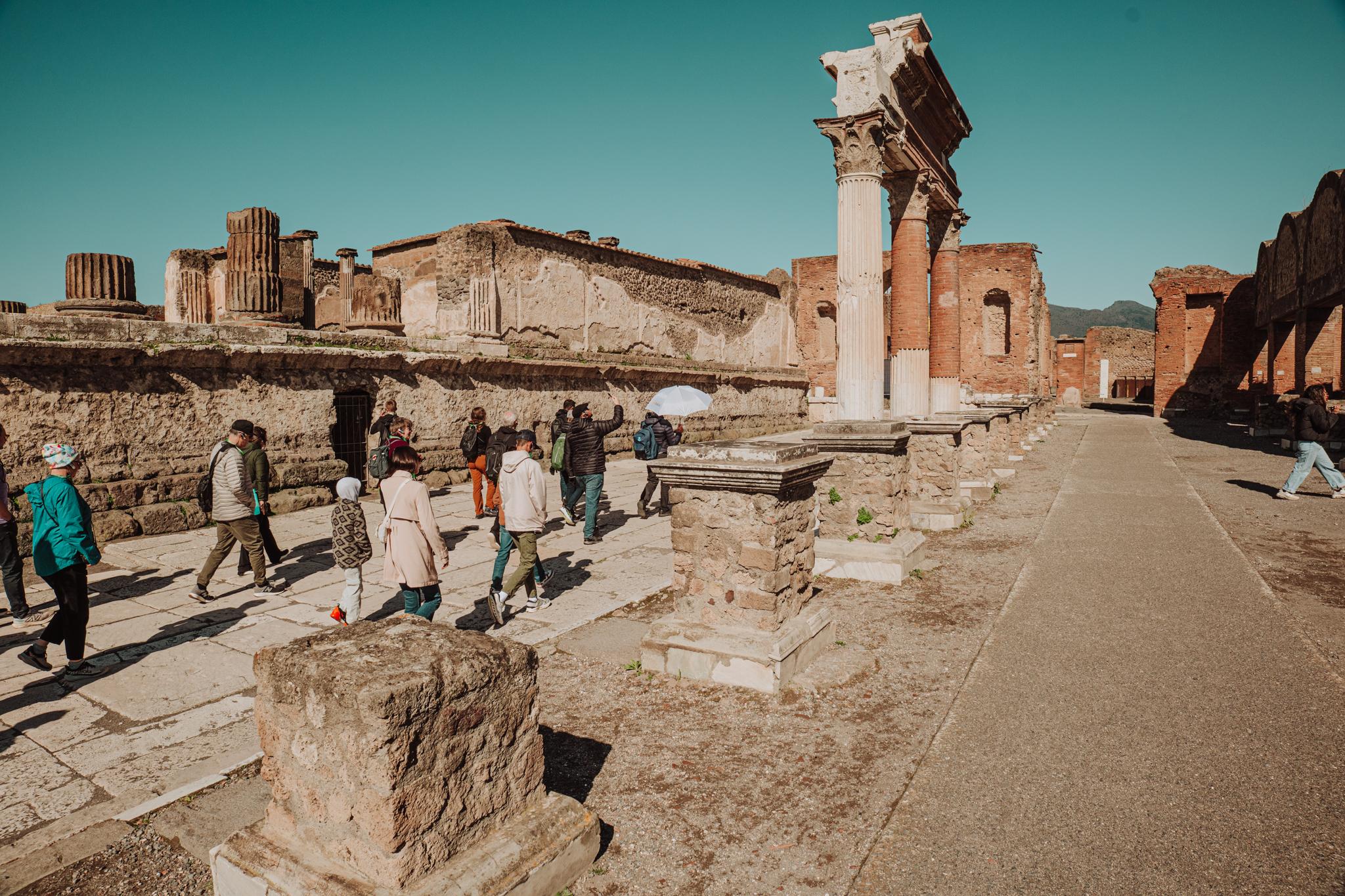 Pompeii archaeologist tour — guided walk through the ancient Roman city — image 2