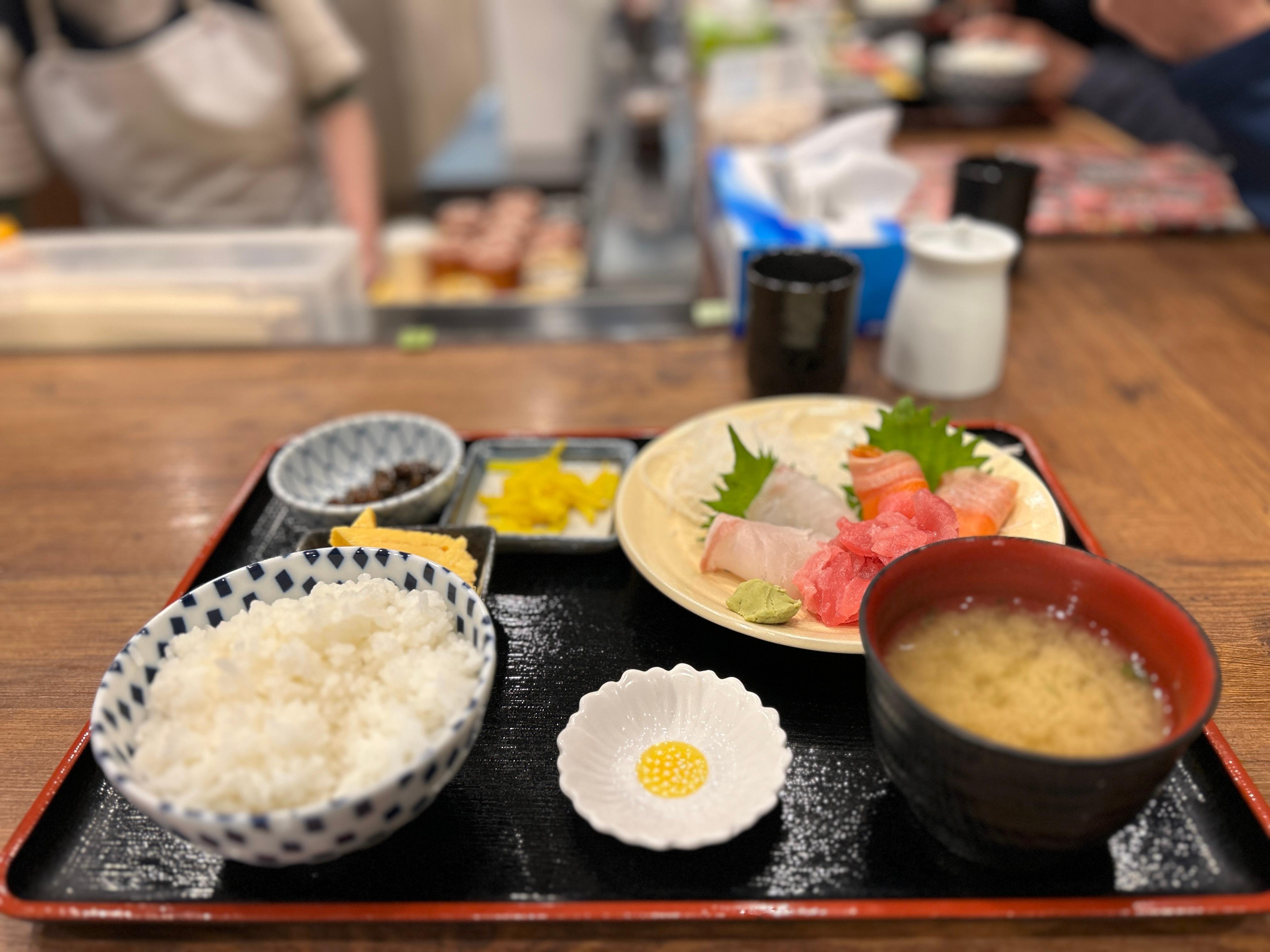 Toyosu tuna auction tour — bluefin auction floor, buyers grading, Tsukiji market — image 9