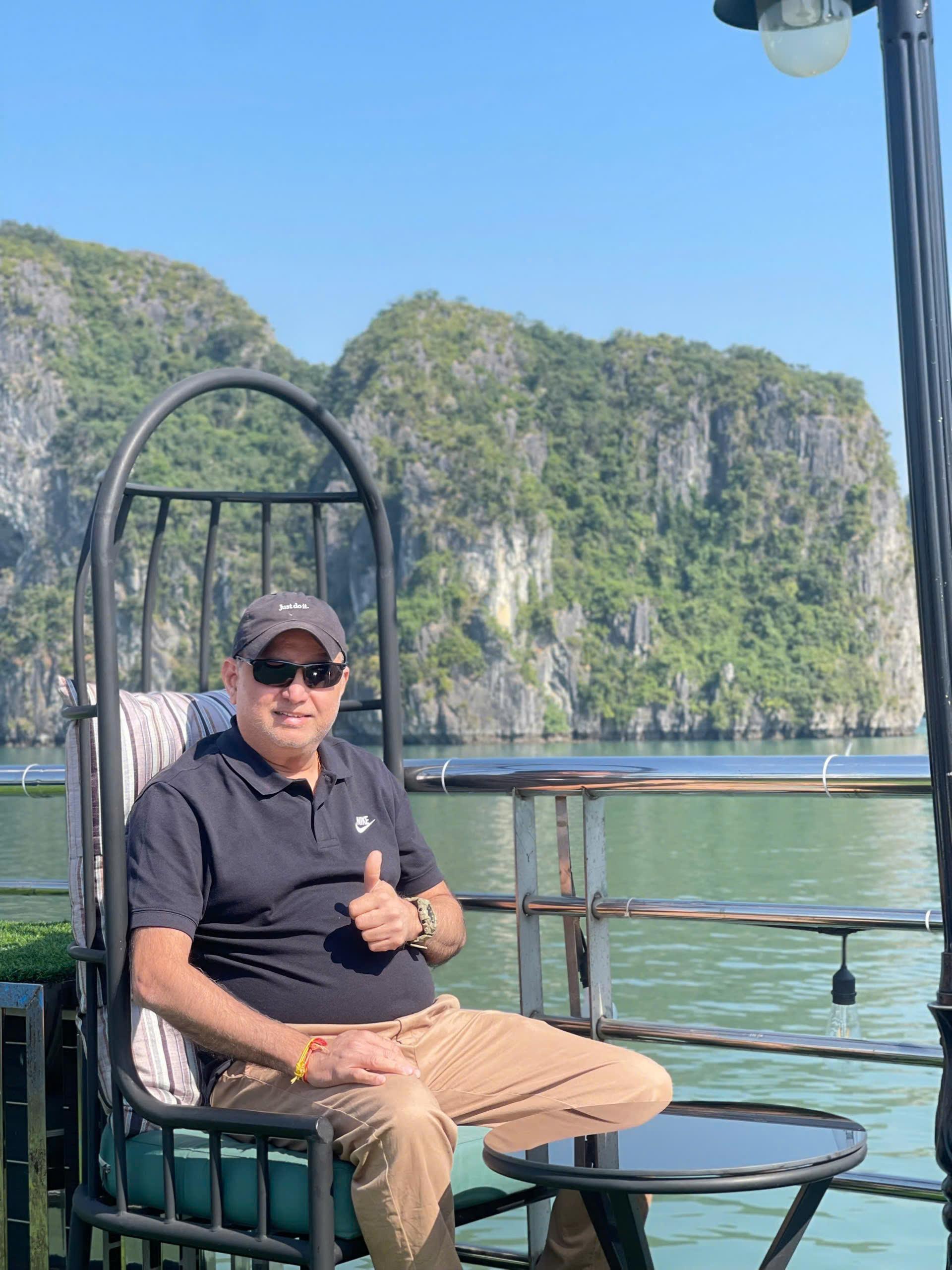 Luxury Ha Long Bay Day Cruise with Buffet & Kayaking