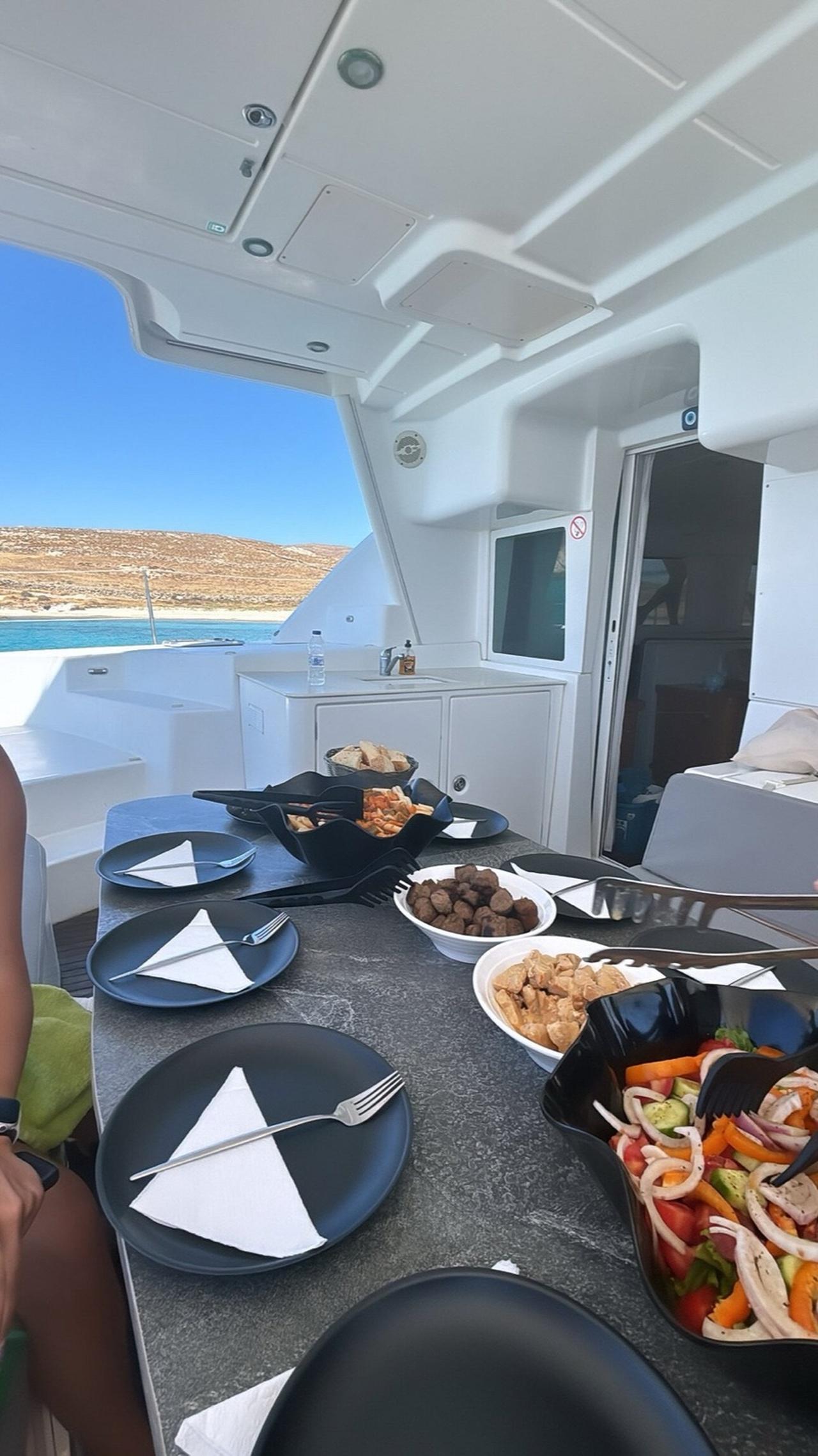Mykonos Catamaran Cruise with Onboard Lunch and Drinks