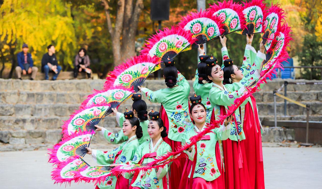 Seoul: Suwon Hwaseong Fortress & Folk Village or Starfield