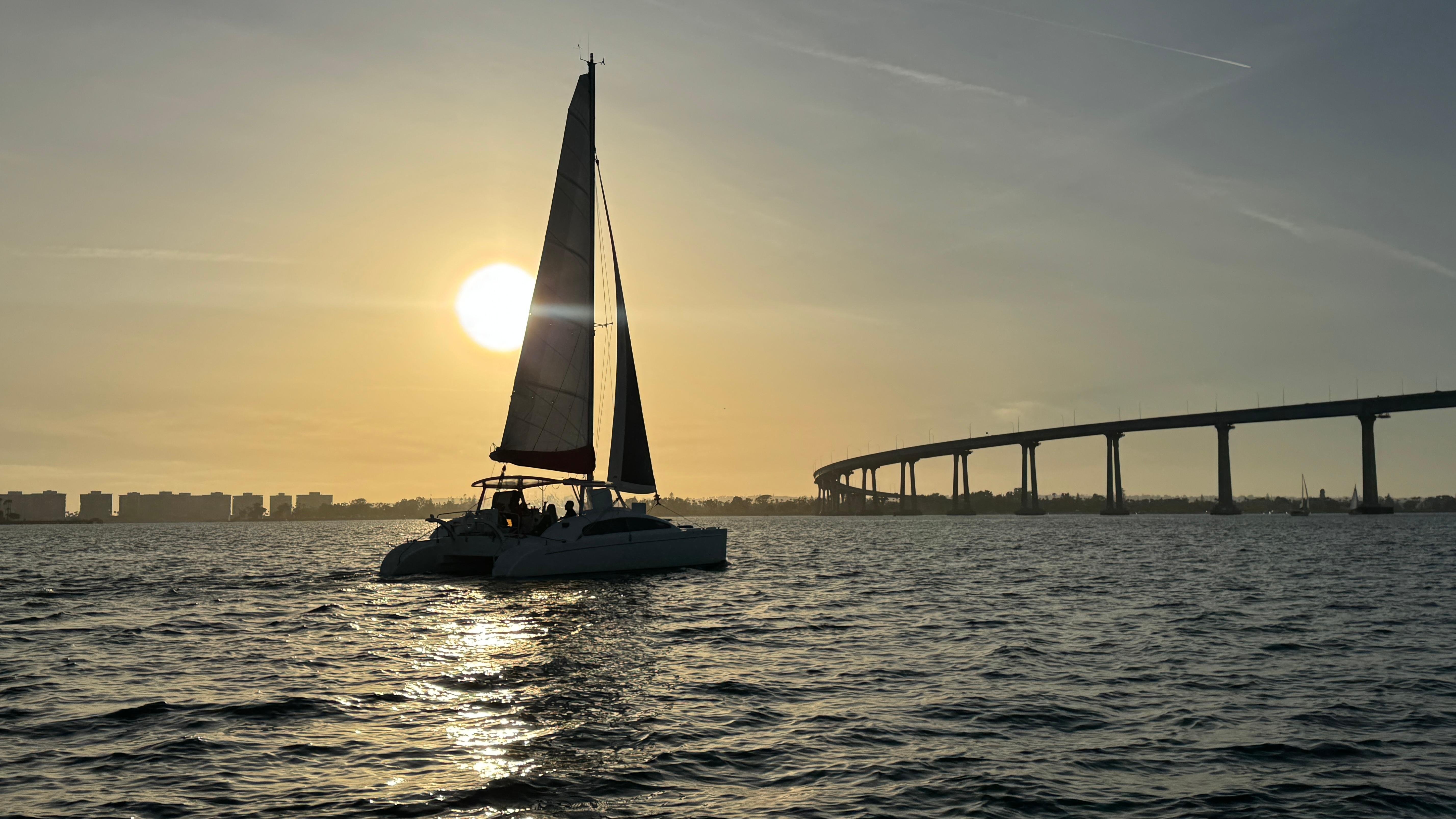 San Diego Bay: 2.5 hour Catamaran Sailing Cruise with Drinks