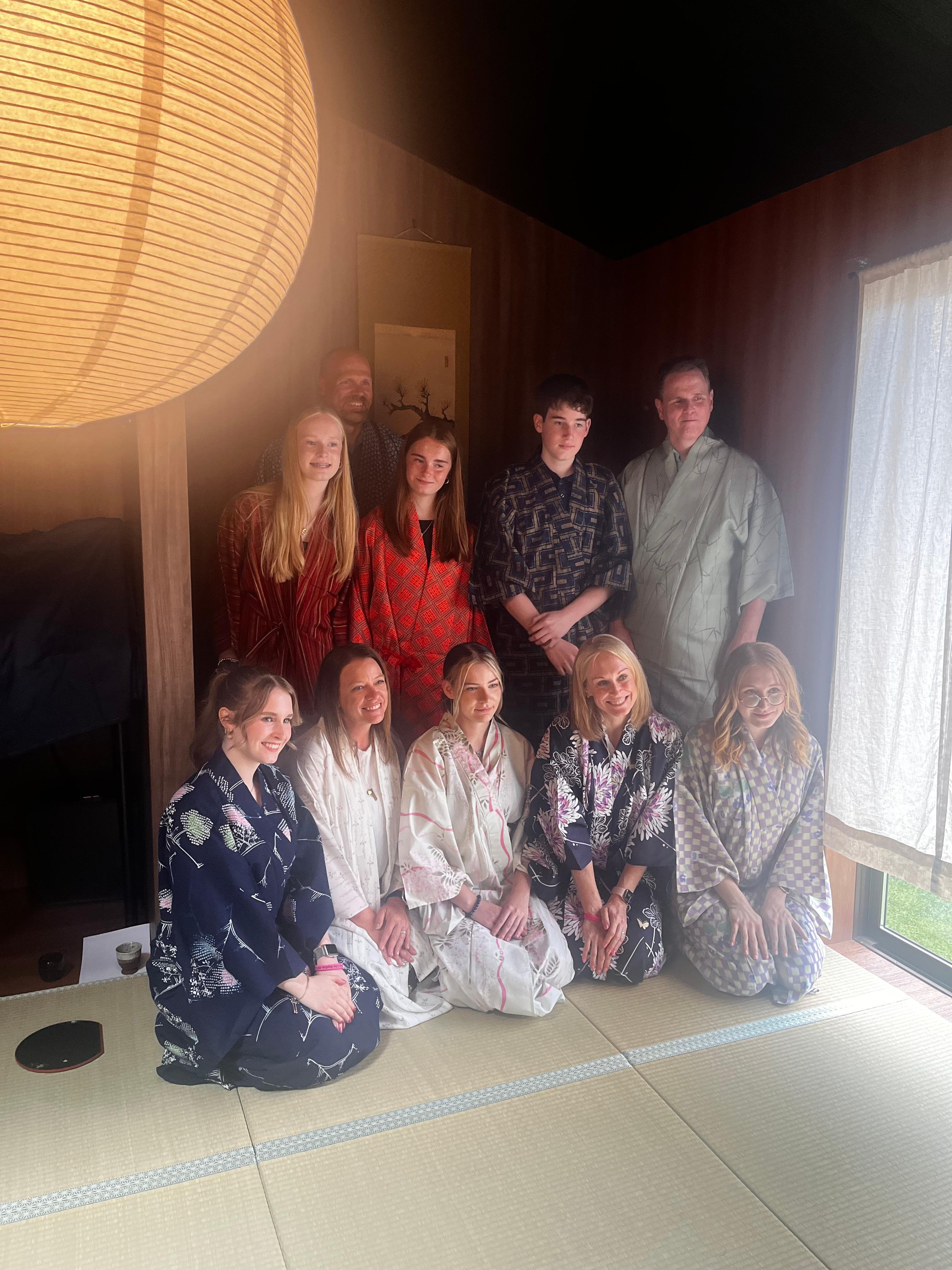 Privat upplevelse i Machiya i Kyoto: Tebjudning, kalligrafi & kimono