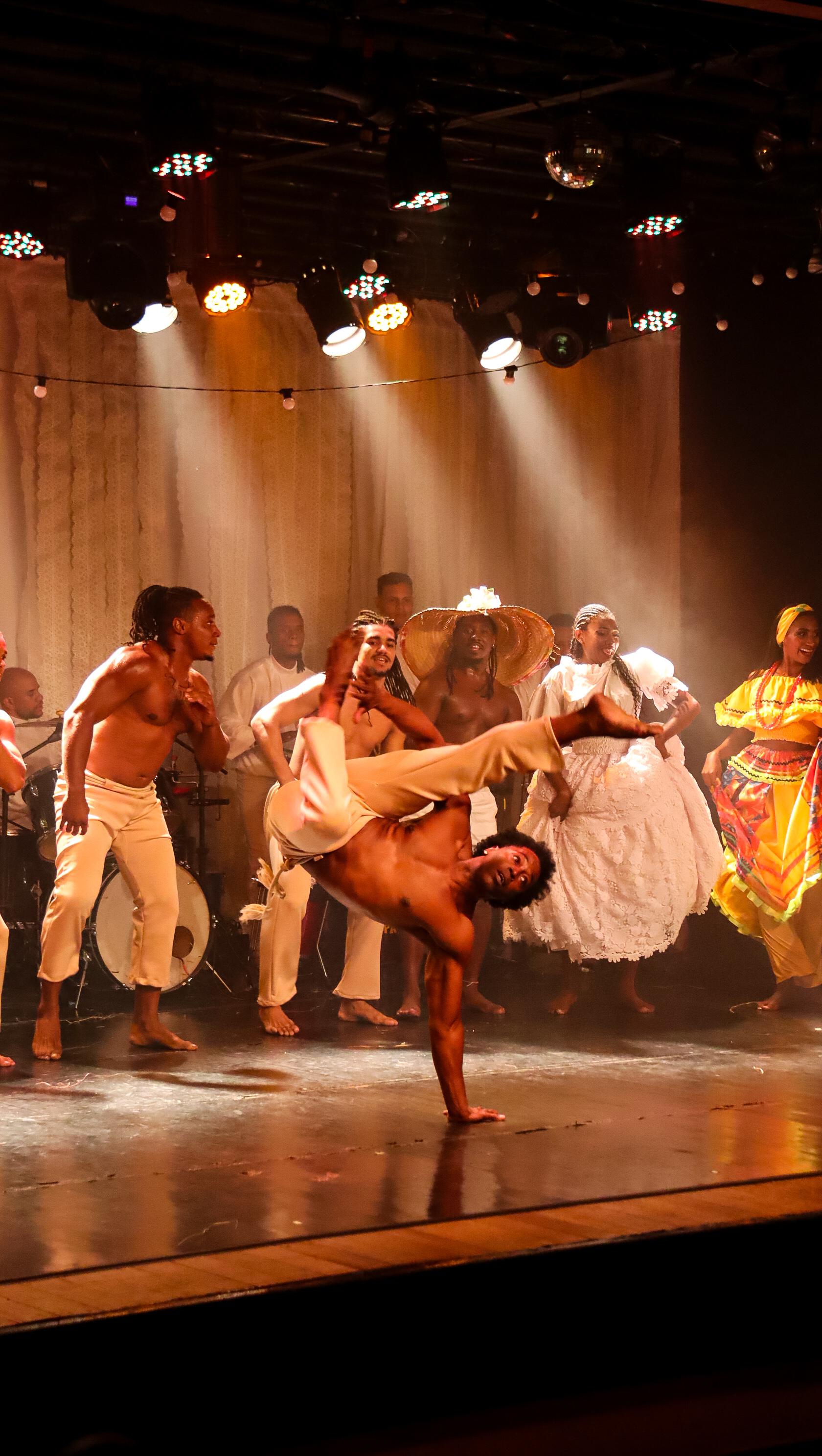 Ginga Tropical: Samba & Brazilian Folklore Show in Rio