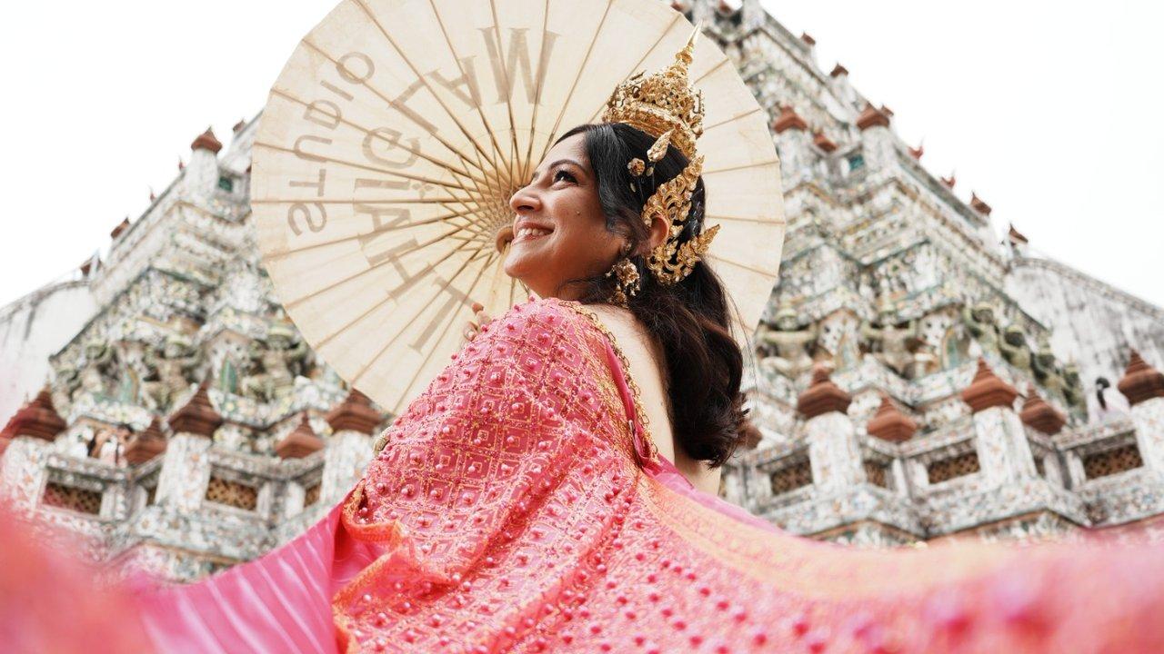 Thai Costume Makeover & Photo Session at Wat Arun