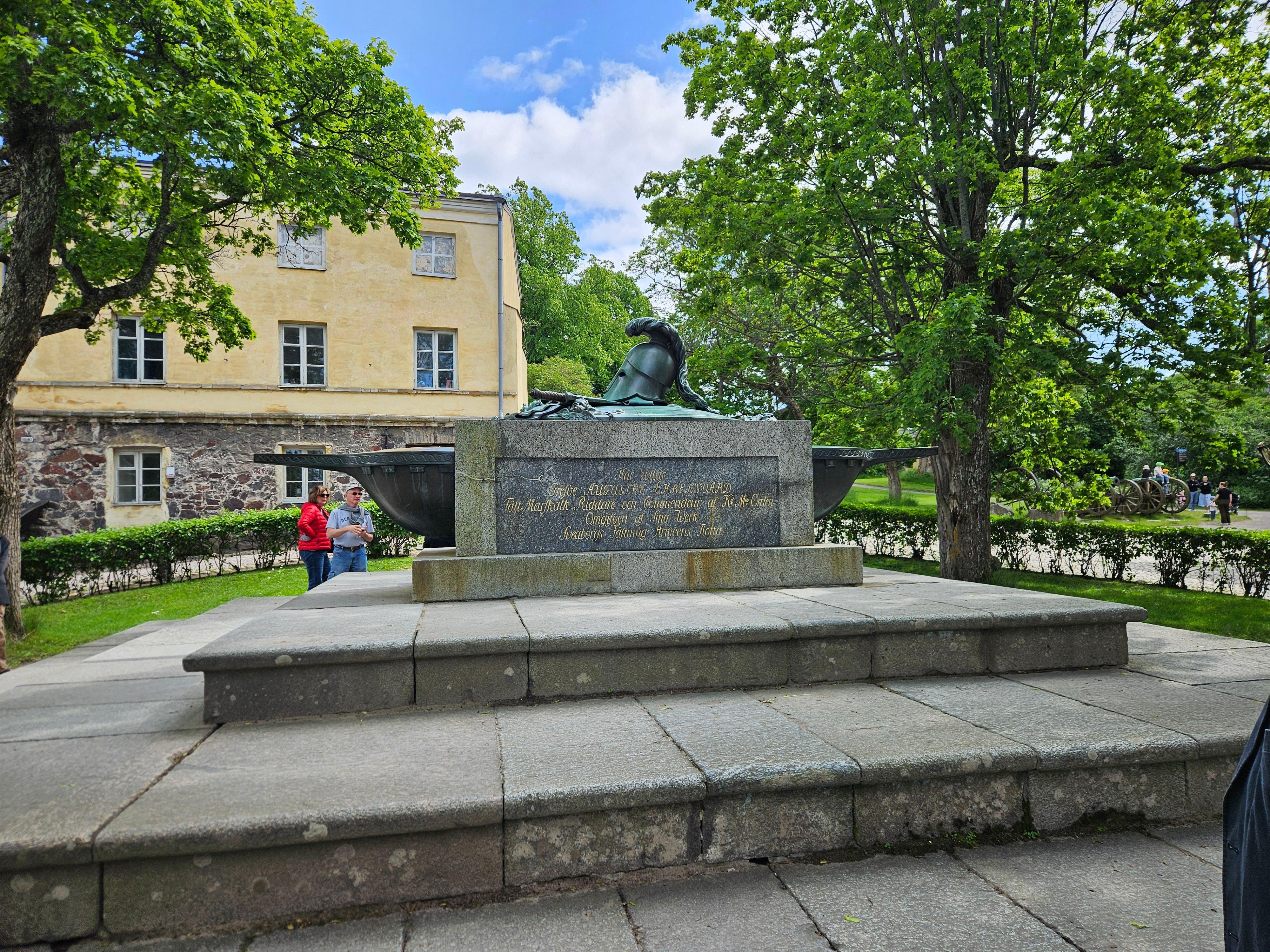 Helsinki & Suomenlinna: City Highlights Tour with Ferry Ride
