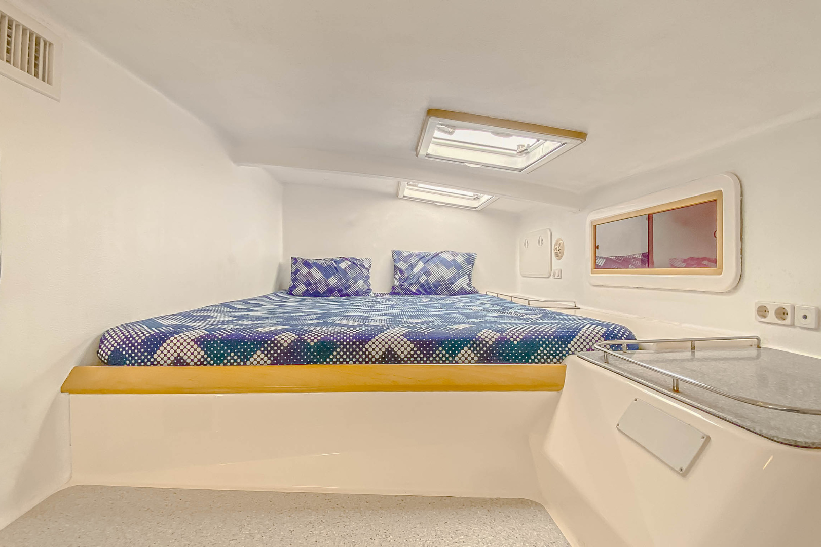 Private Luxury Catamaran Excursion to Coral and Maiton Islands