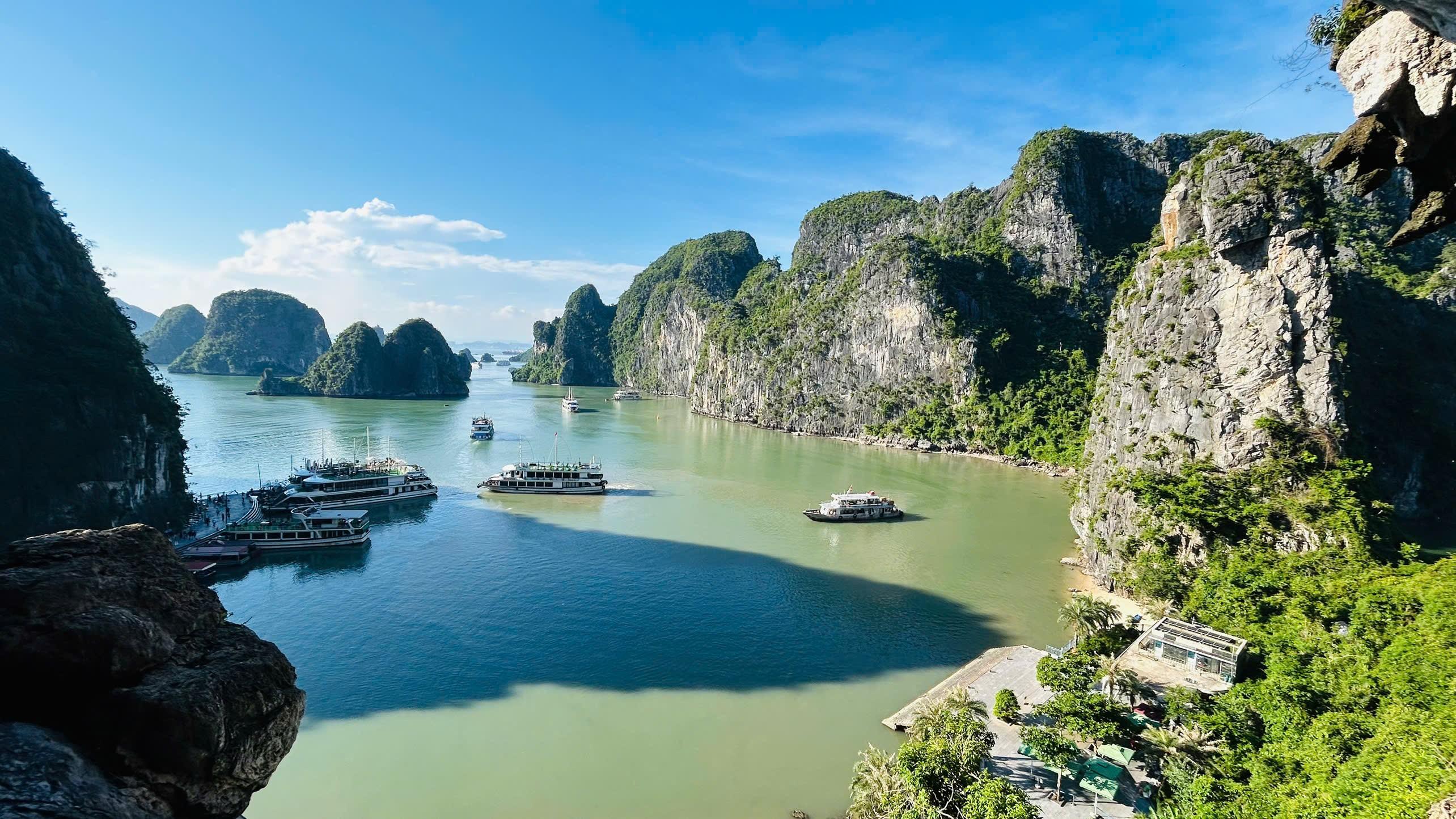 Ha Long Bay Full-Day Cruise: Caves, Kayaking & Scenic Views