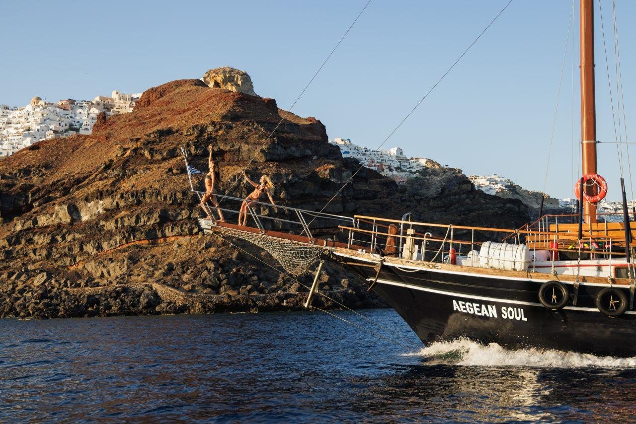 Santorini: Volcanic Islands Cruise with Hot Springs Visit
