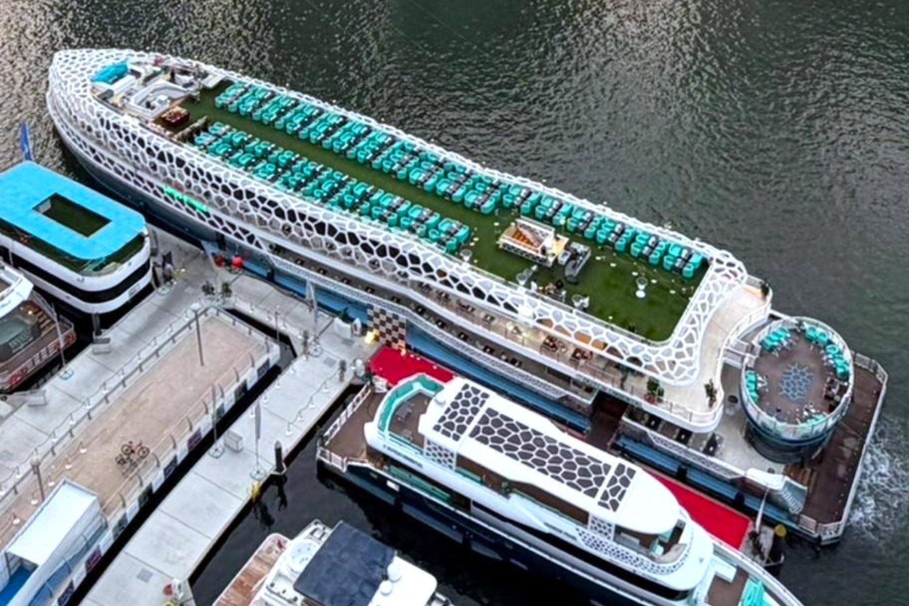 Dubai Mega Yacht Dinner Cruise with Buffet