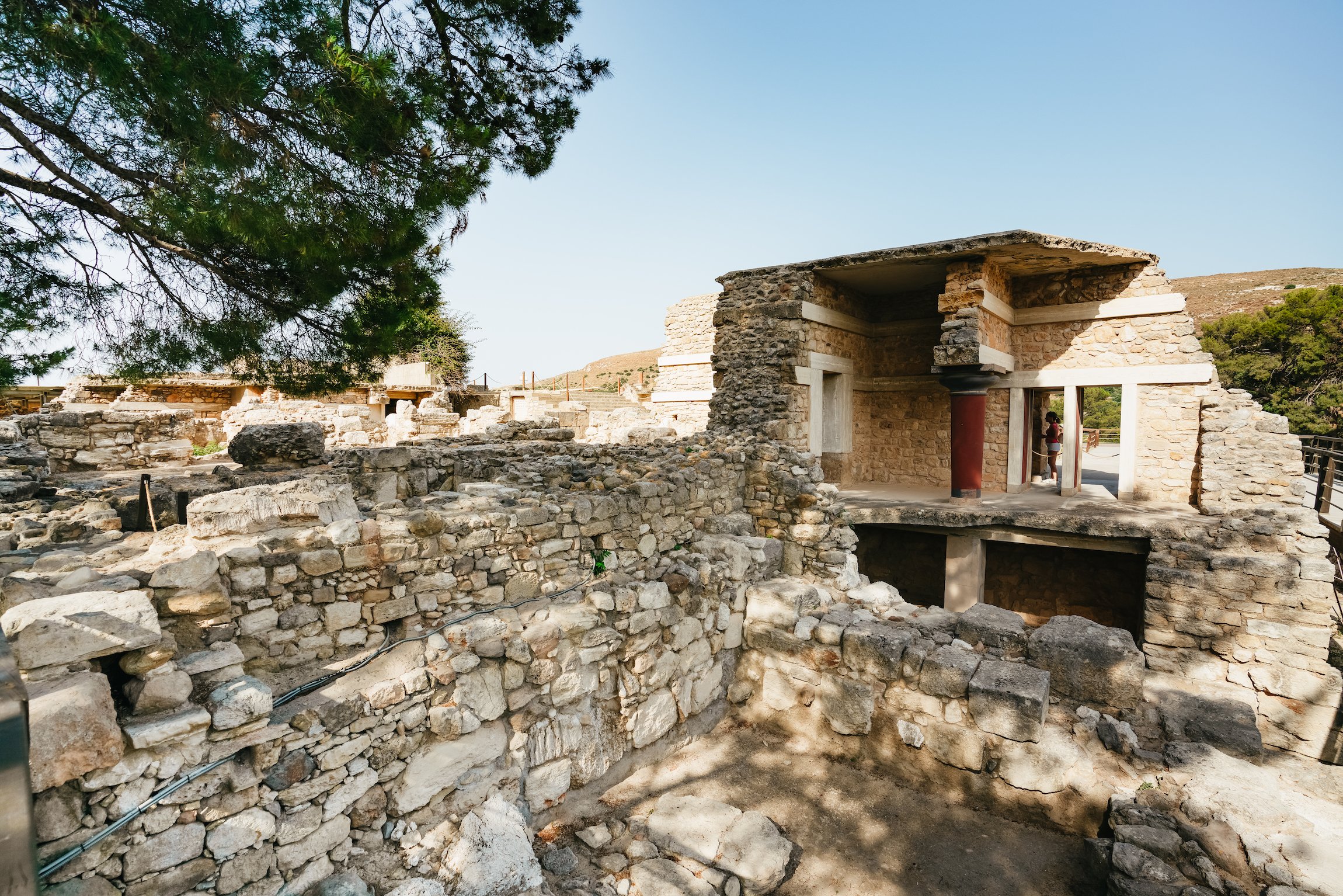 Knossos Palace guided tour Crete — Minoan throne room, grand staircase, bull-leaping frescoes, central court — image 15
