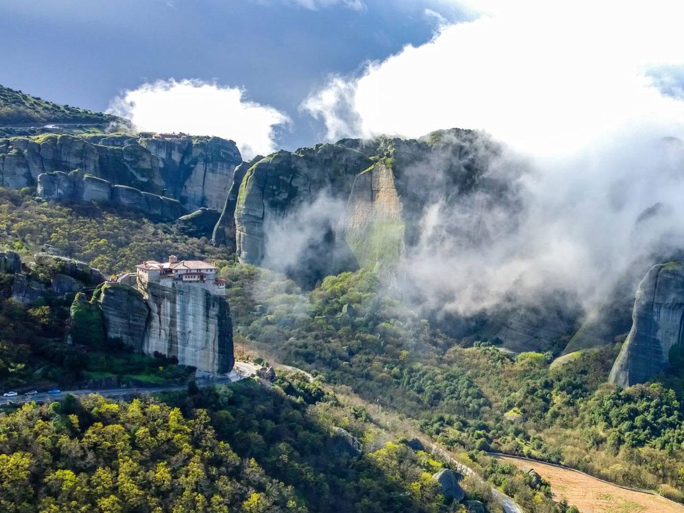 Athens to Meteora: Full-Day Monastery & Caves Tour with Lunch