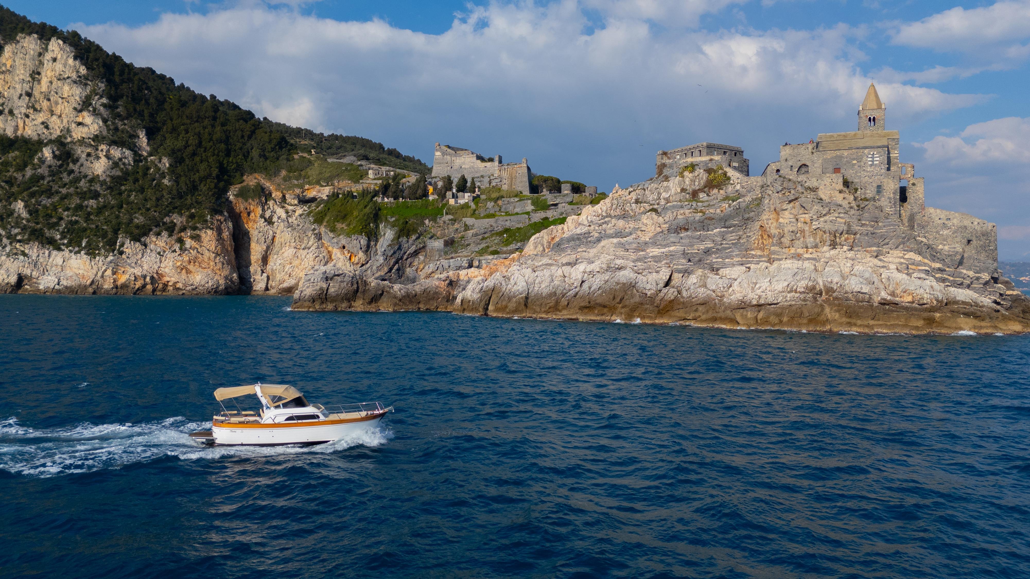 Cinque Terre Luxury Boat Tour from La Spezia with Lunch & Swim Stops
