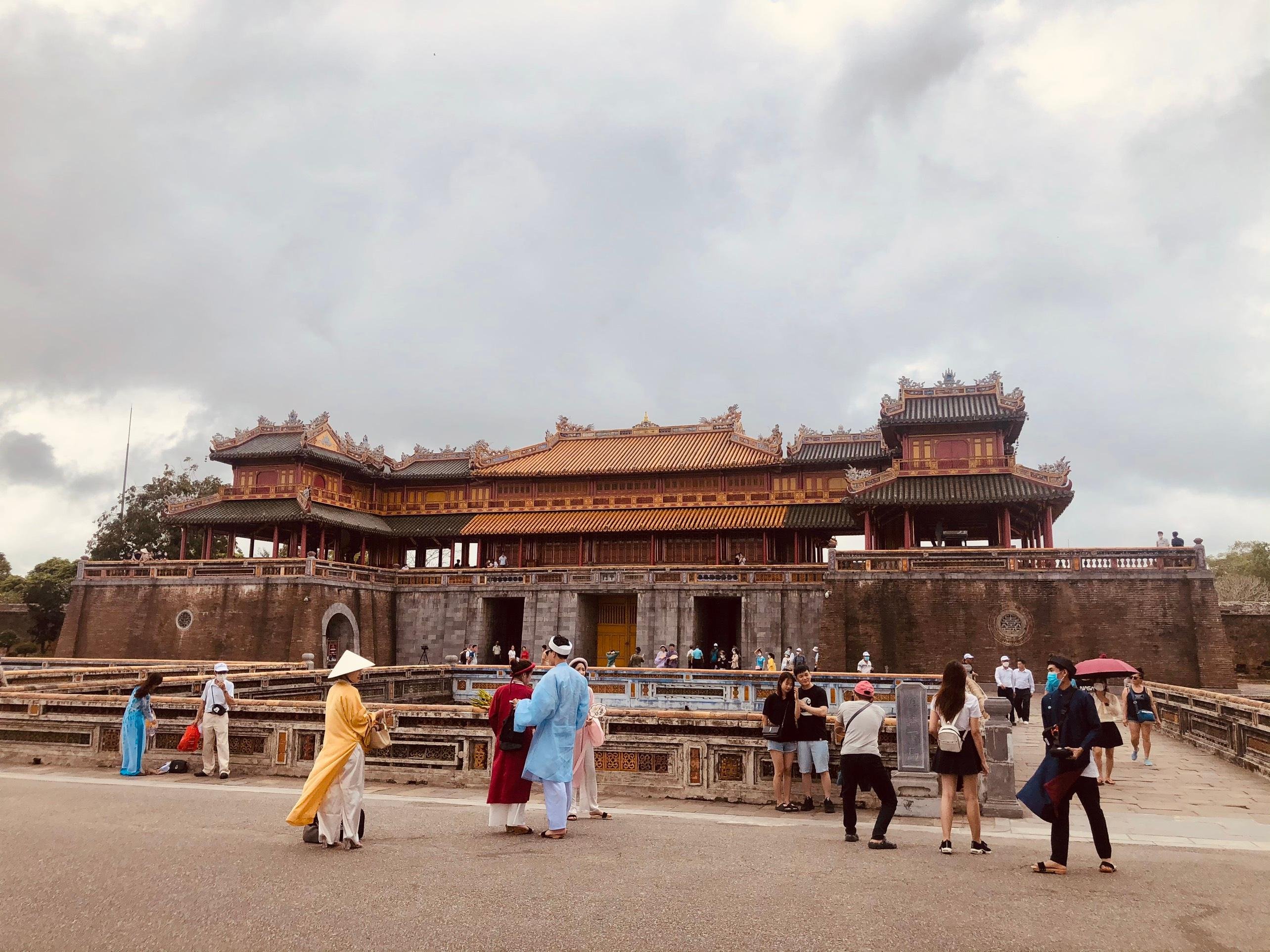 Hue Imperial City, Royal Tombs & Perfume River Discovery