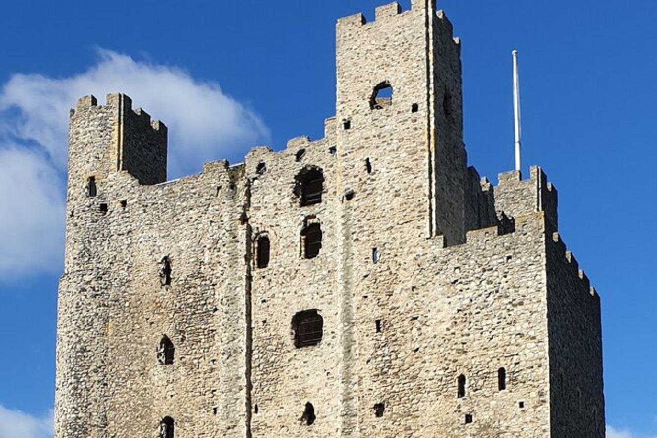 Private Full-Day Kent Heritage Tour: Leeds Castle, Canterbury & Dover