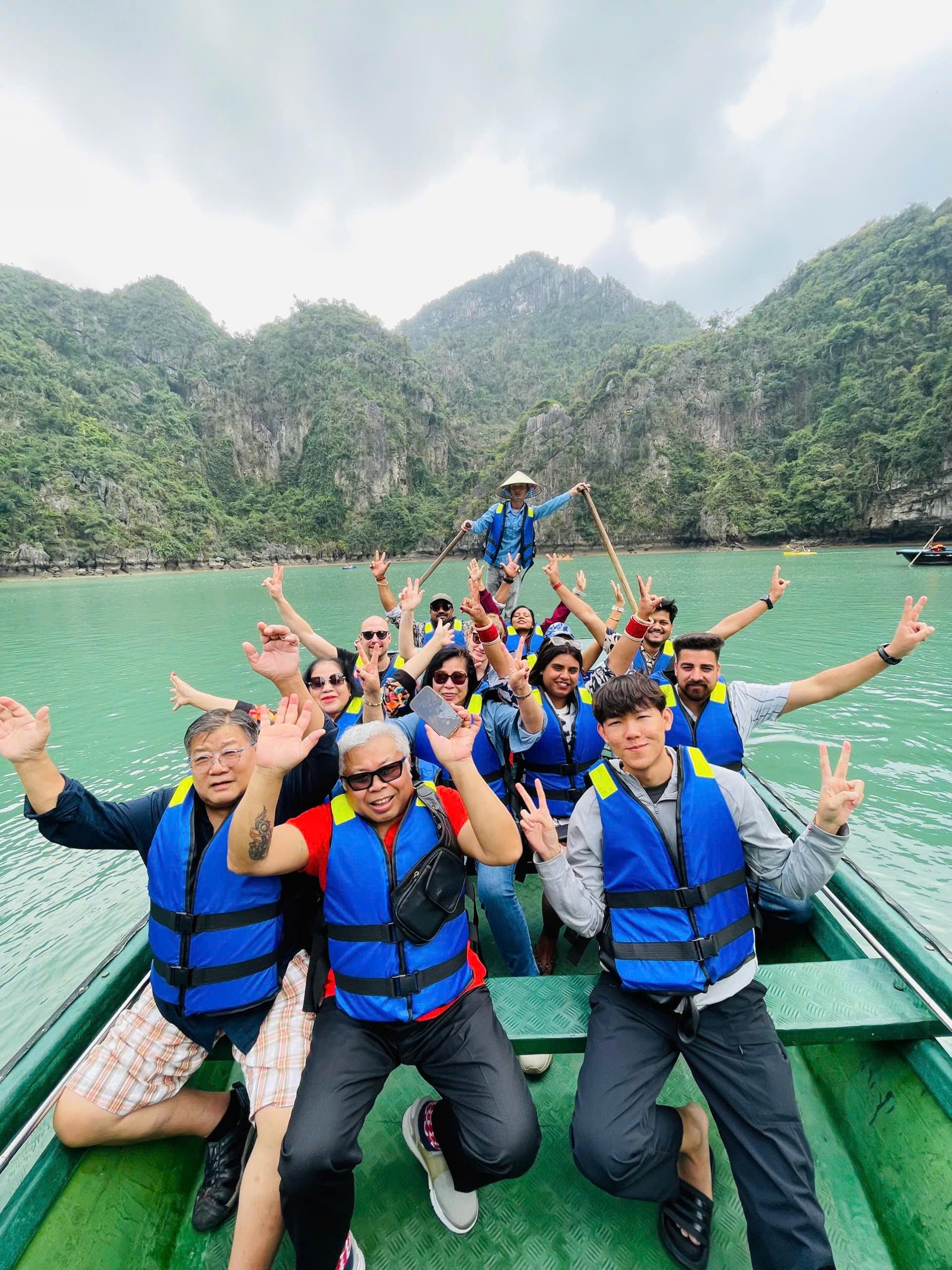 Luxury Ha Long Bay Day Cruise with Buffet & Kayaking