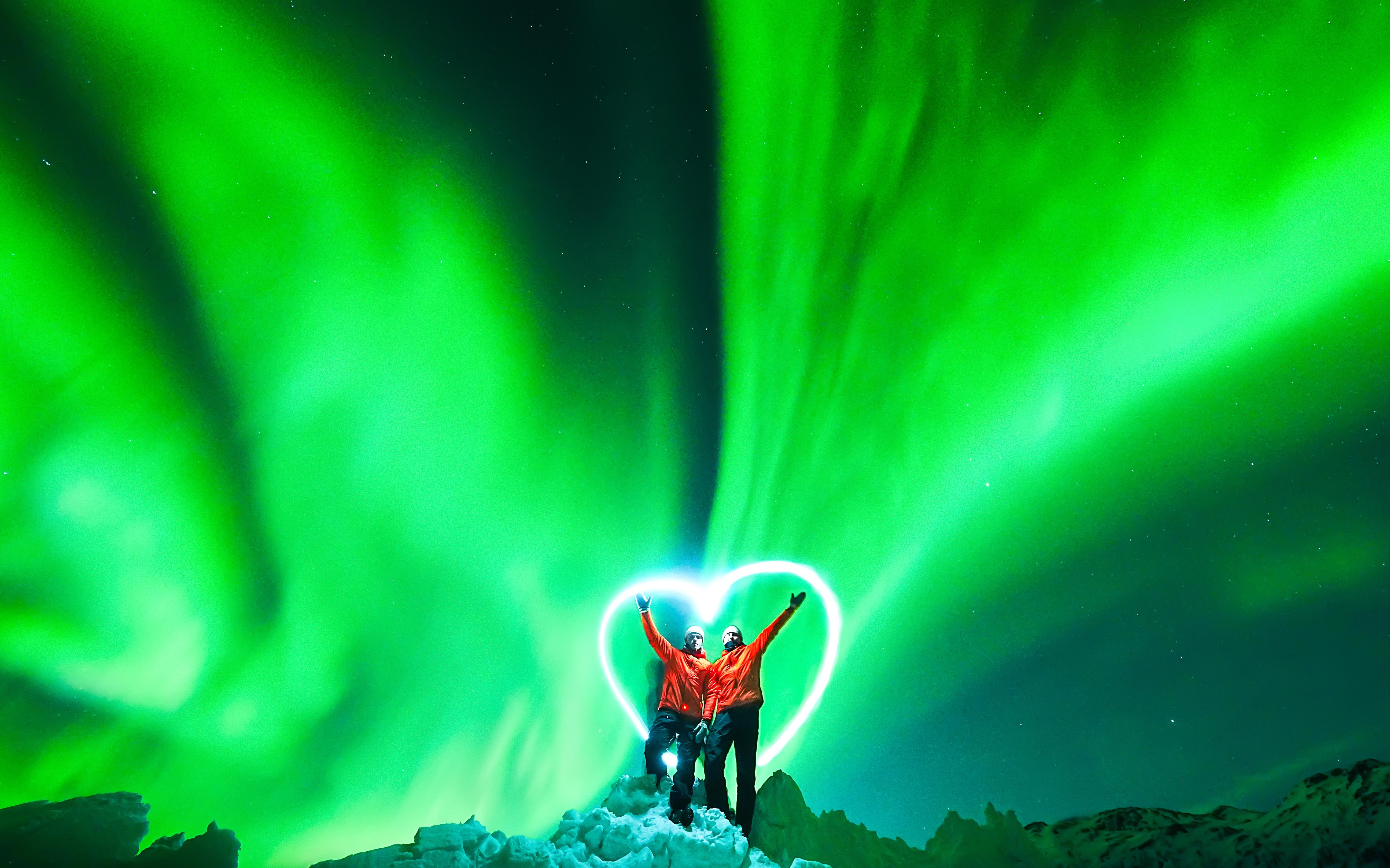 Tromsø: Northern Lights Minibus Chase with Portraits & Hot Drinks