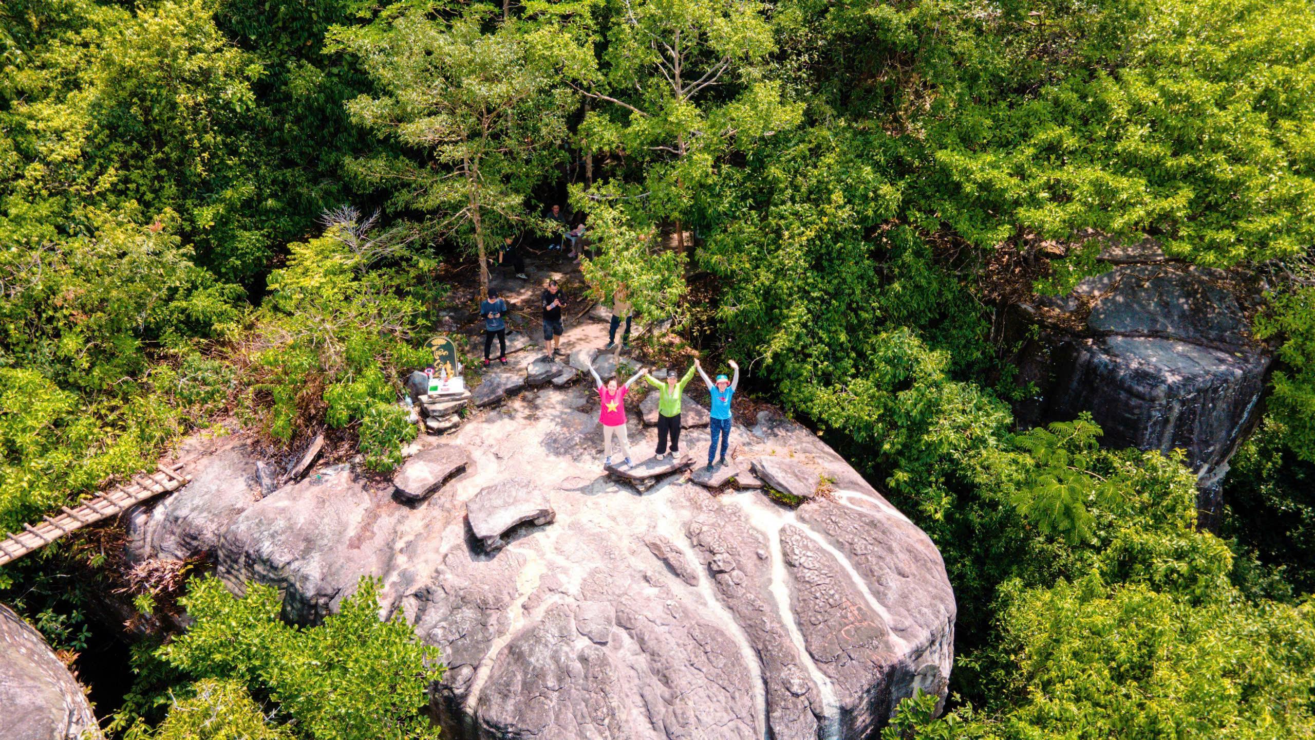 Tiên Sơn Đỉnh Mountain Trek & Cave Discovery