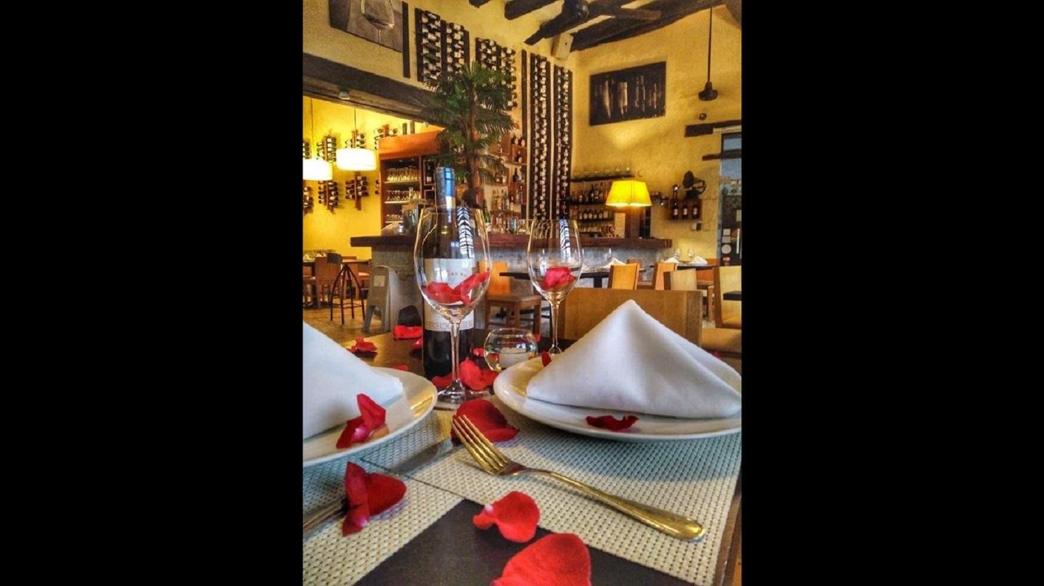 Cartagena: Walled City Dinner and Electric Car Tour