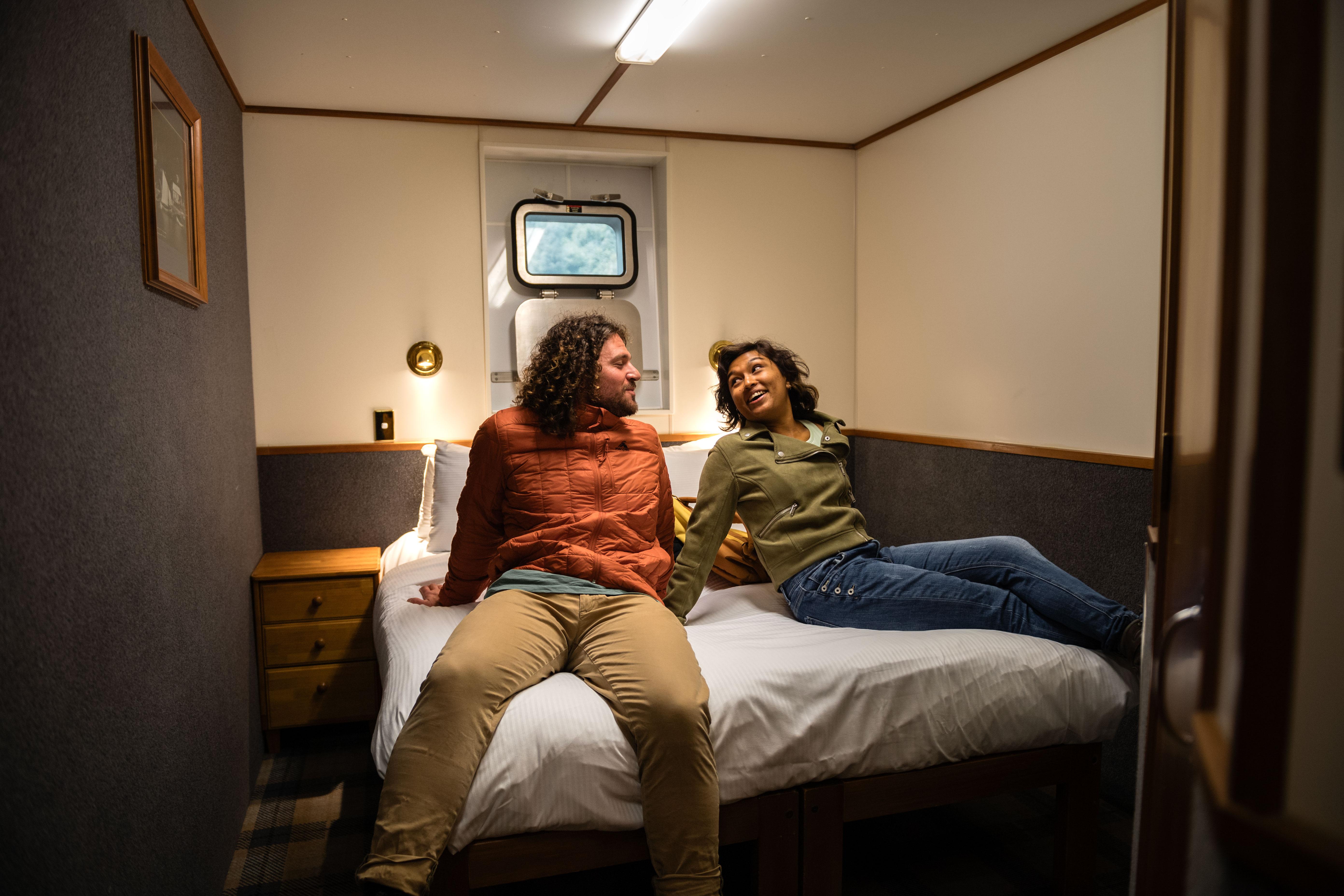 Milford Sound: Overnight Cruise with Water Activities