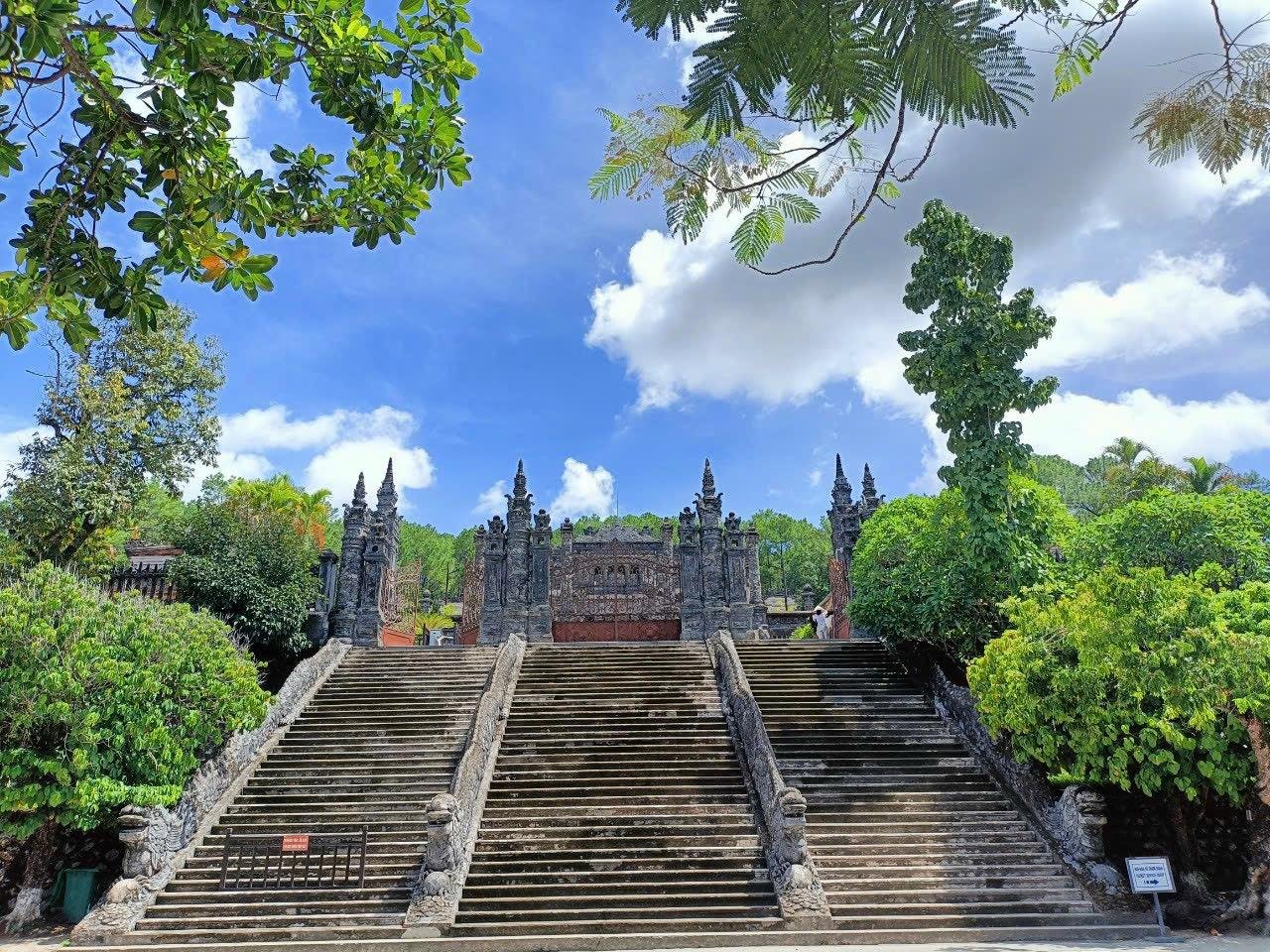 Hue: Private Imperial City & Royal Tombs Exploration