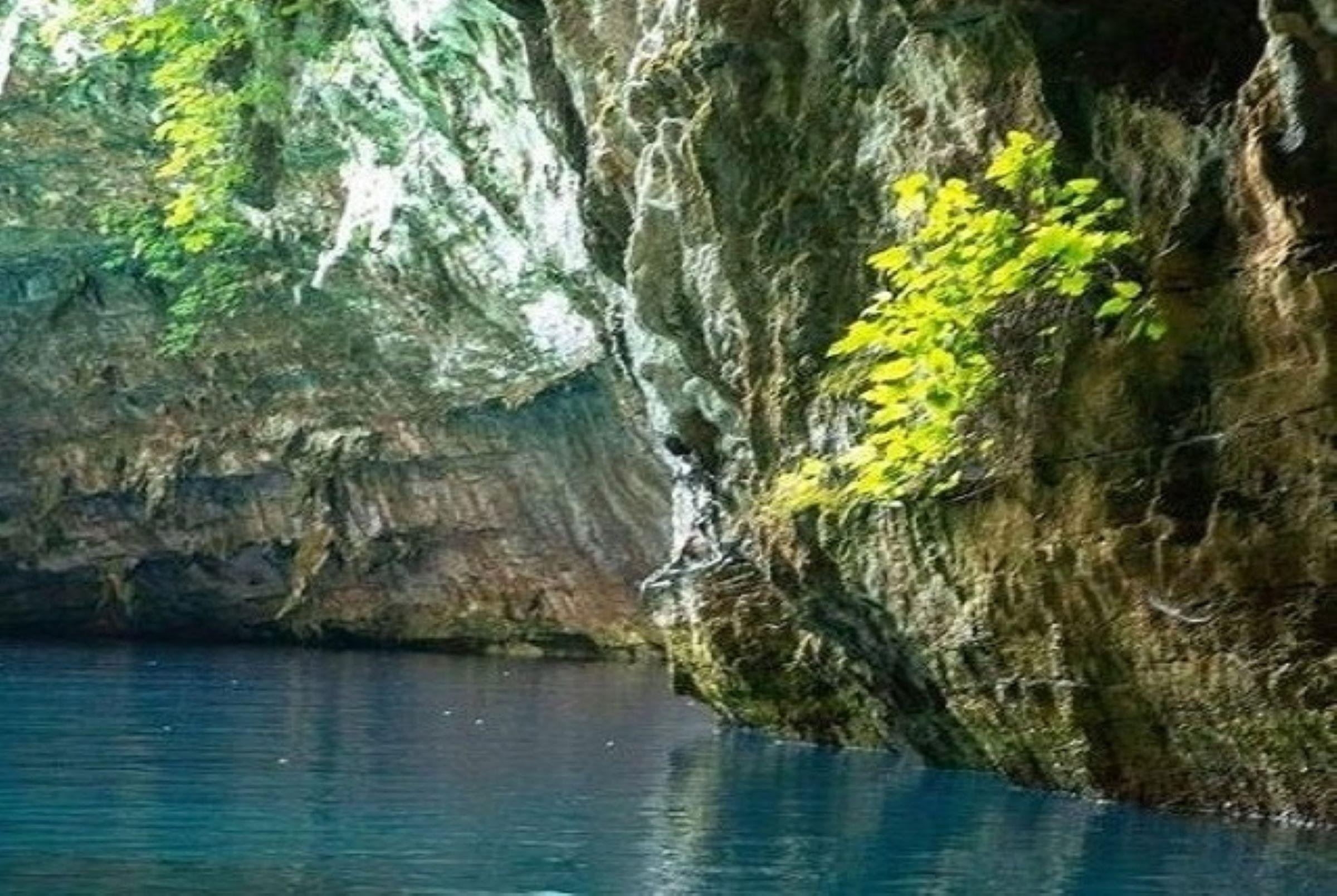 From Argostoli: Melissani Lake & Drogarati Caves Tour