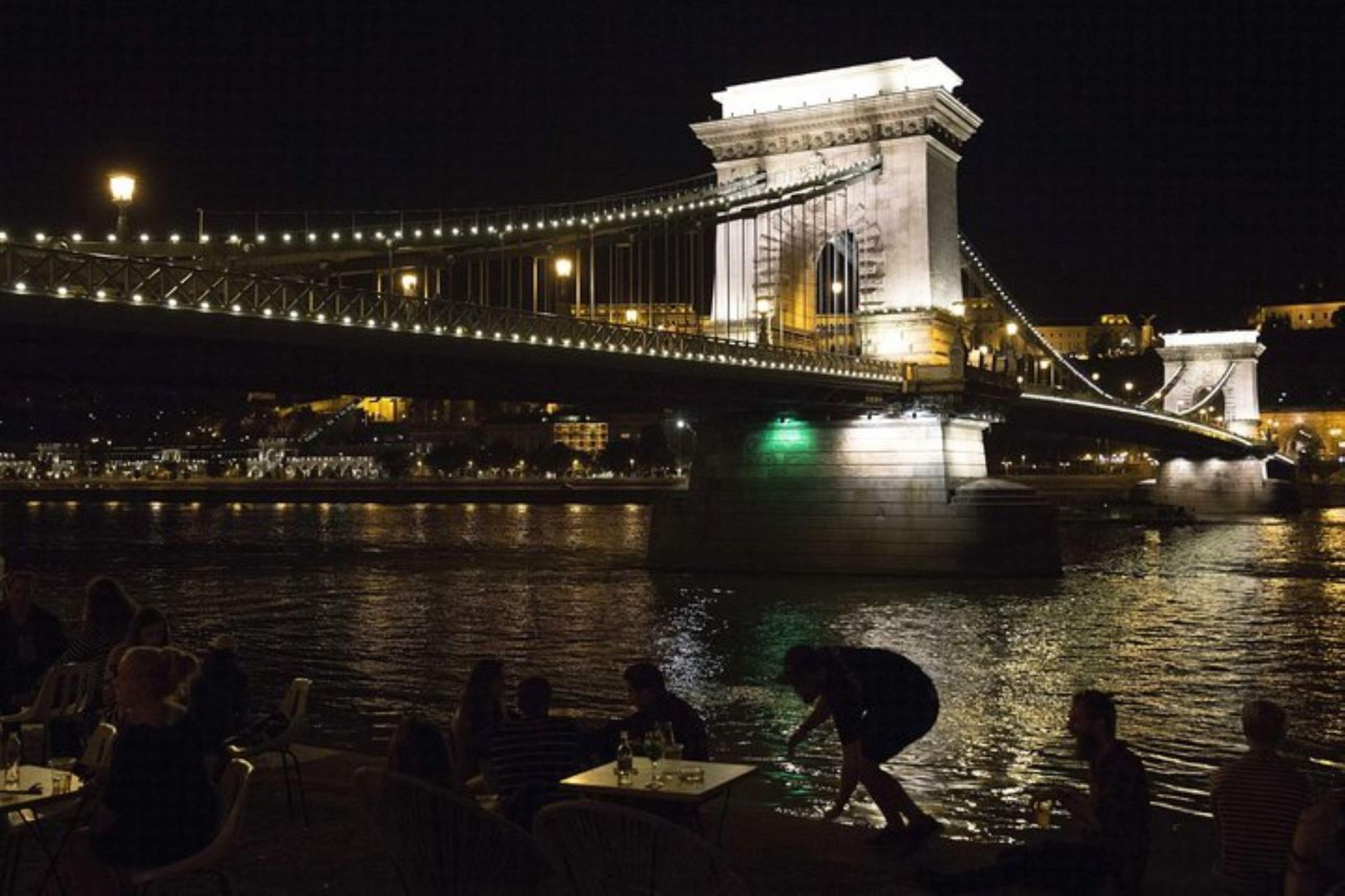 Budapest Evening Dining & Photography Tour