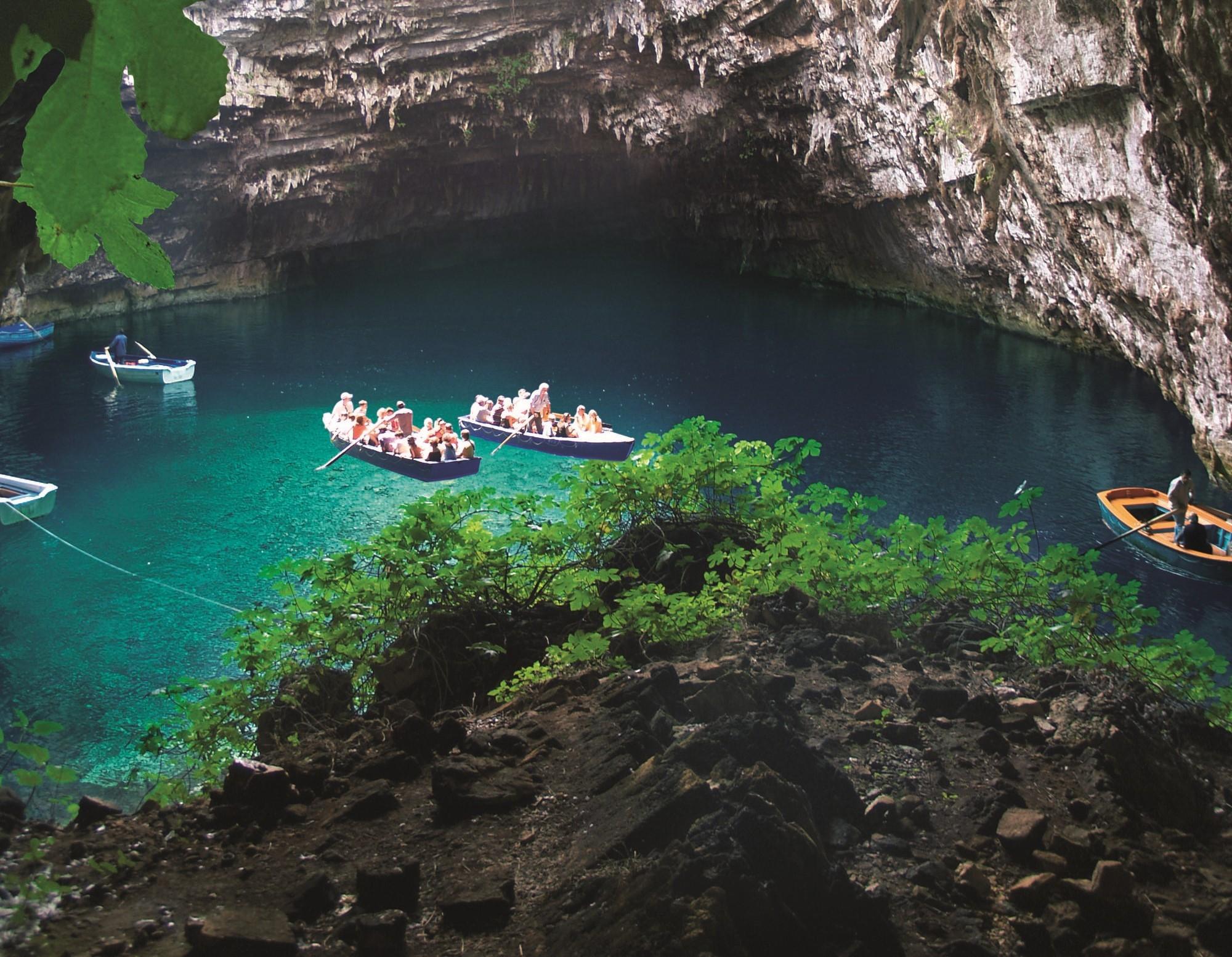 Kefalonia Shore Tour: Caves, Myrtos & Winery
