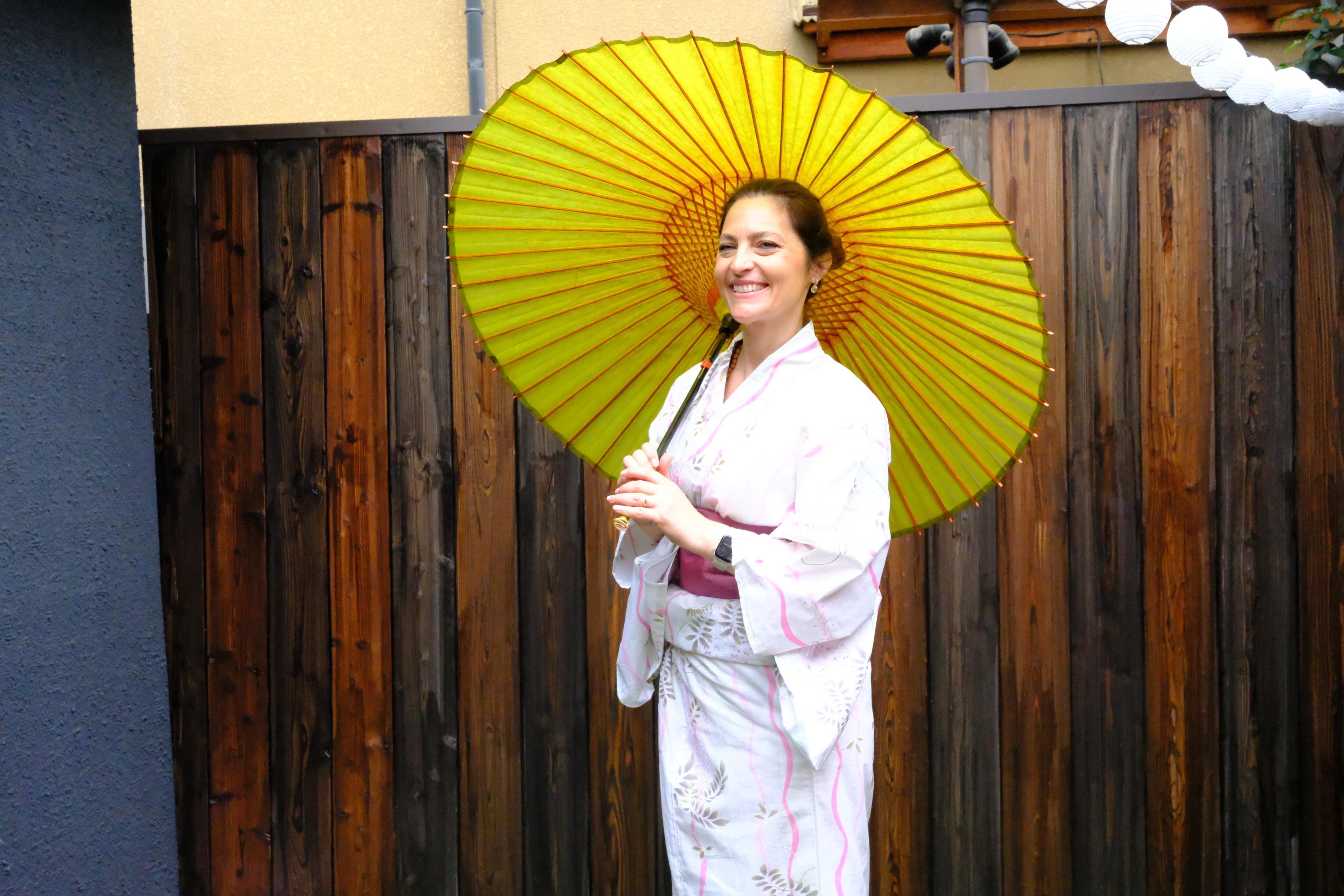 Privat upplevelse i Machiya i Kyoto: Tebjudning, kalligrafi & kimono