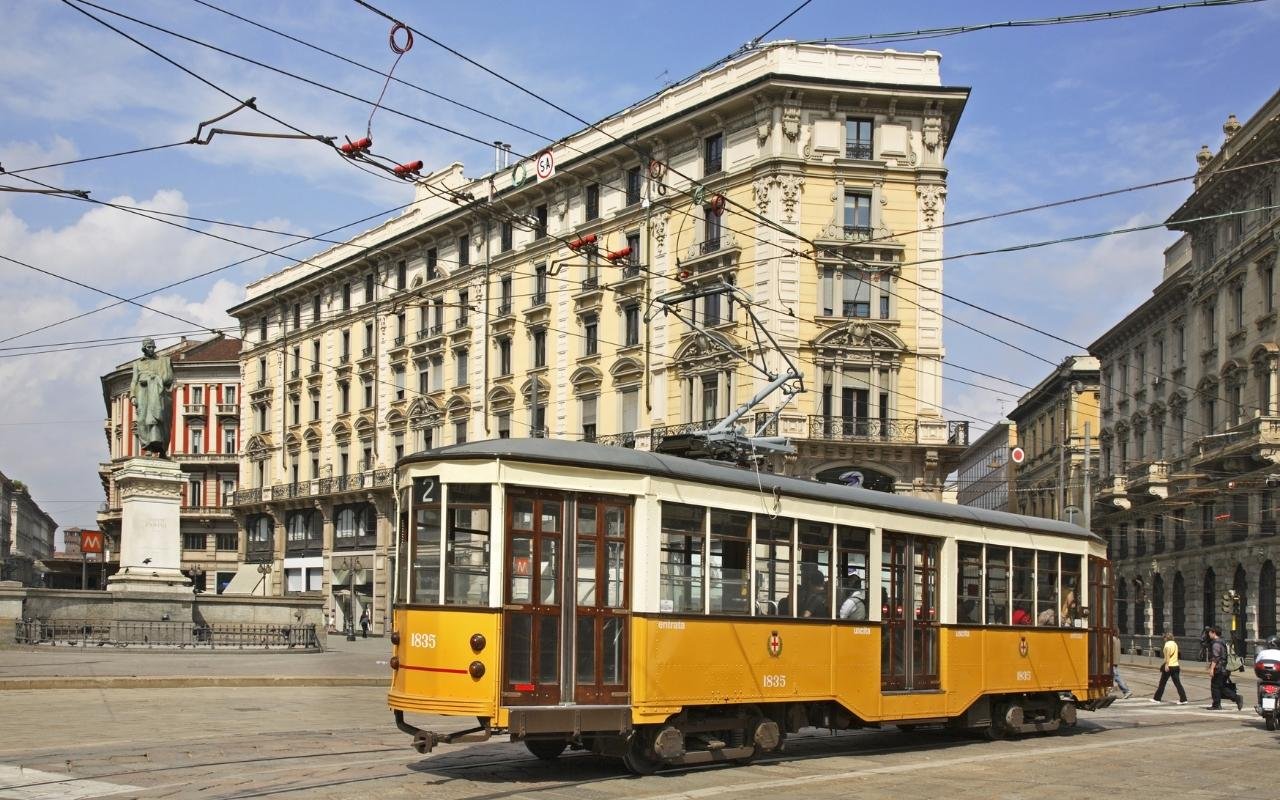 Milan History & Street Food Walk with Wine