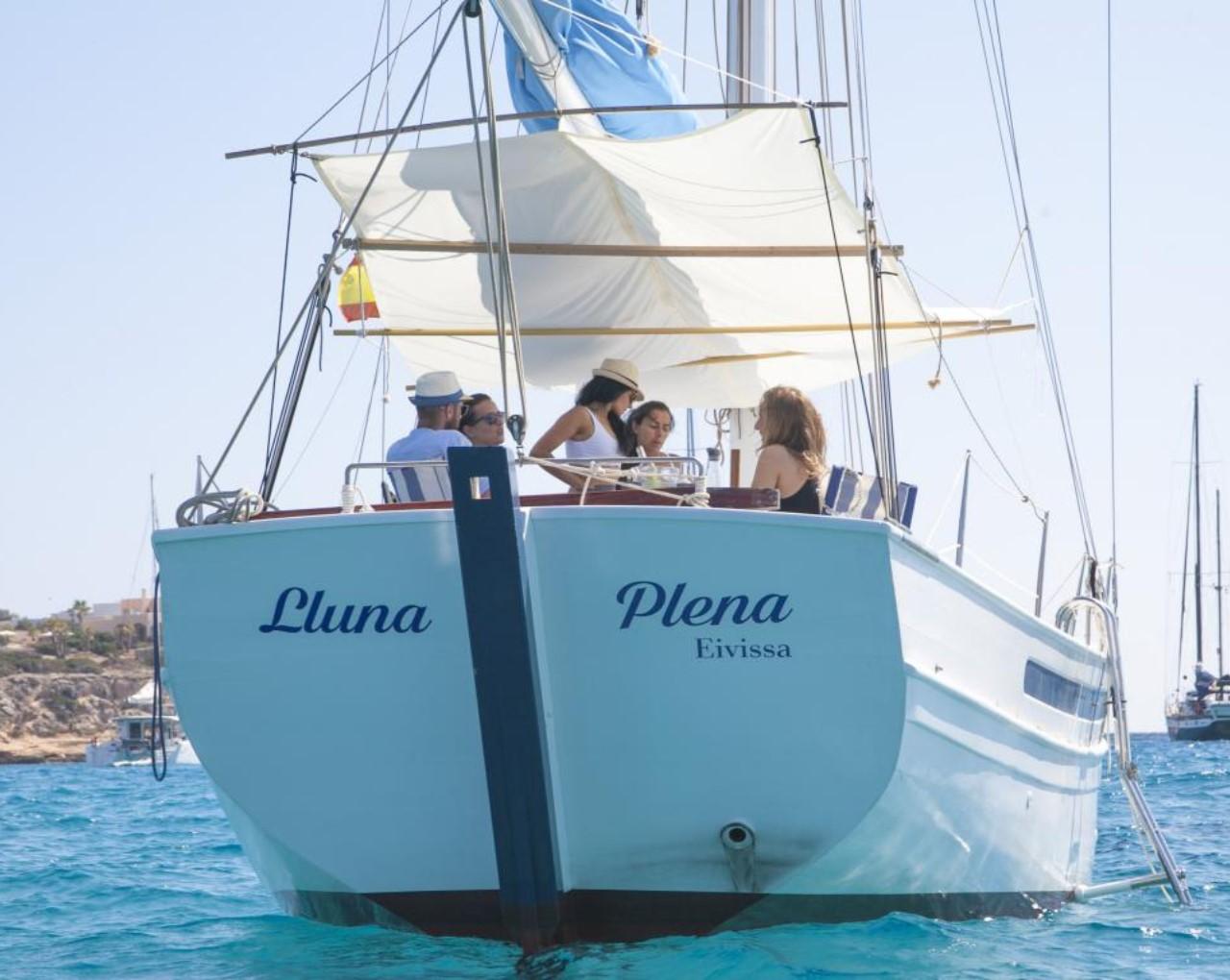 Private 1930s Yacht Sailing with Open Bar & Tapas