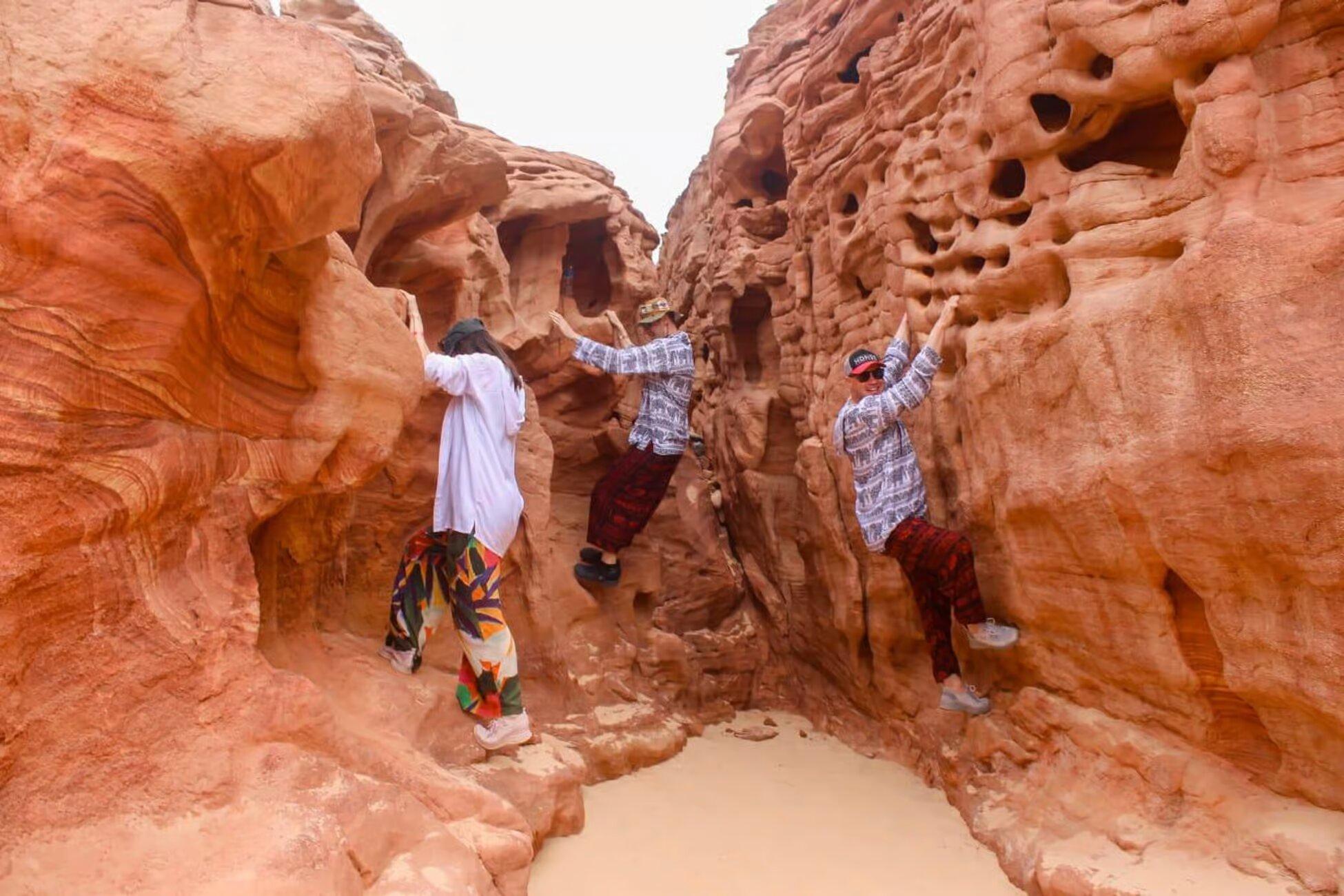 Sharm El-Sheikh: Colored Canyon, Blue Hole & Dahab Jeep Day Trip