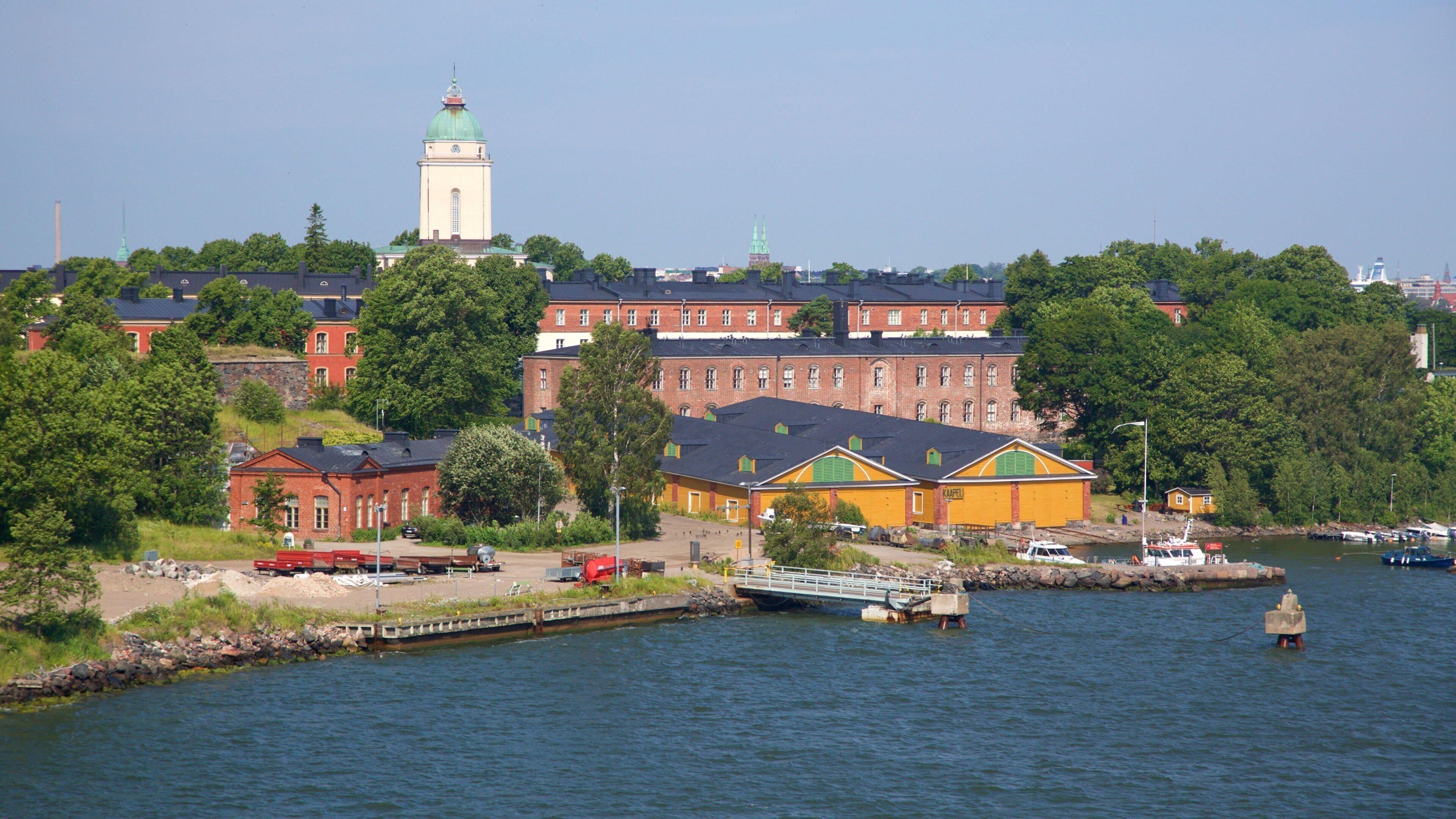 Private Suomenlinna Fortress & Helsinki Coastal Tour