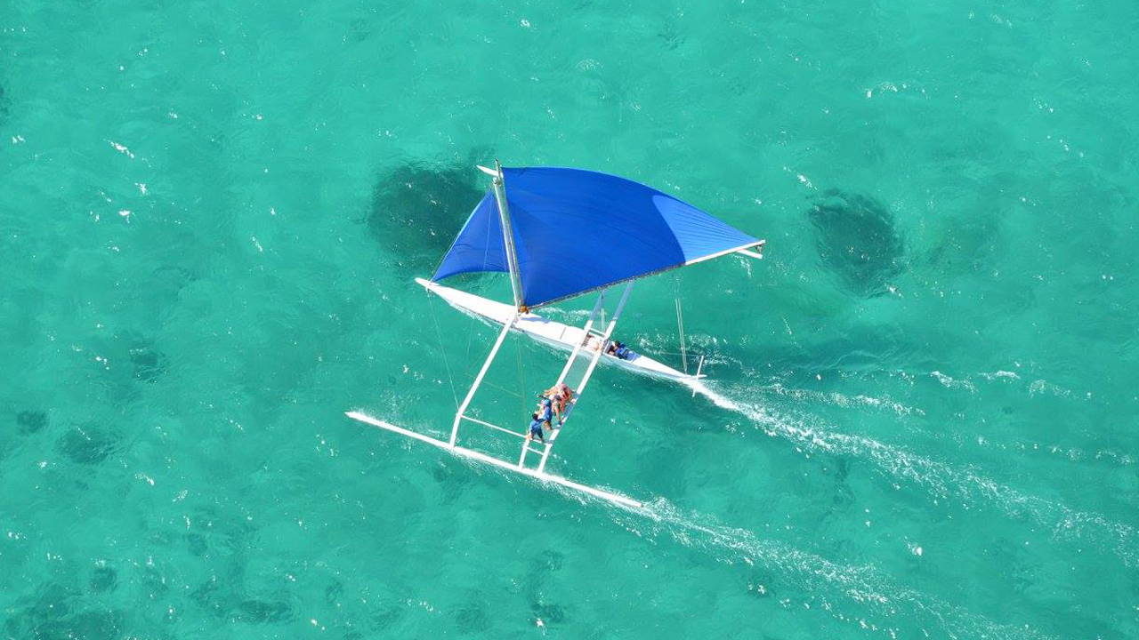 Traditional Paraw Sailboat Experience in Boracay