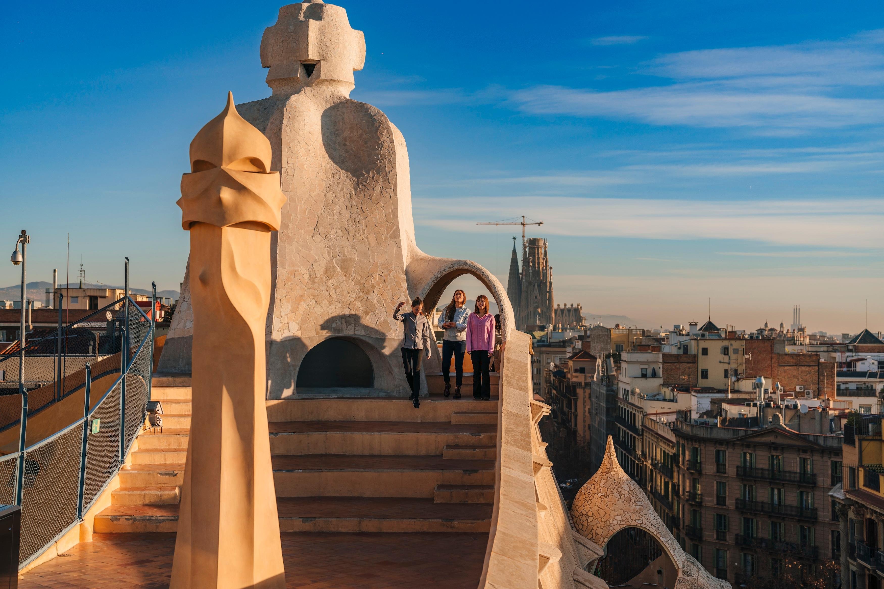 Barcelona: Casa Milà Early Access Tour in Japanese
