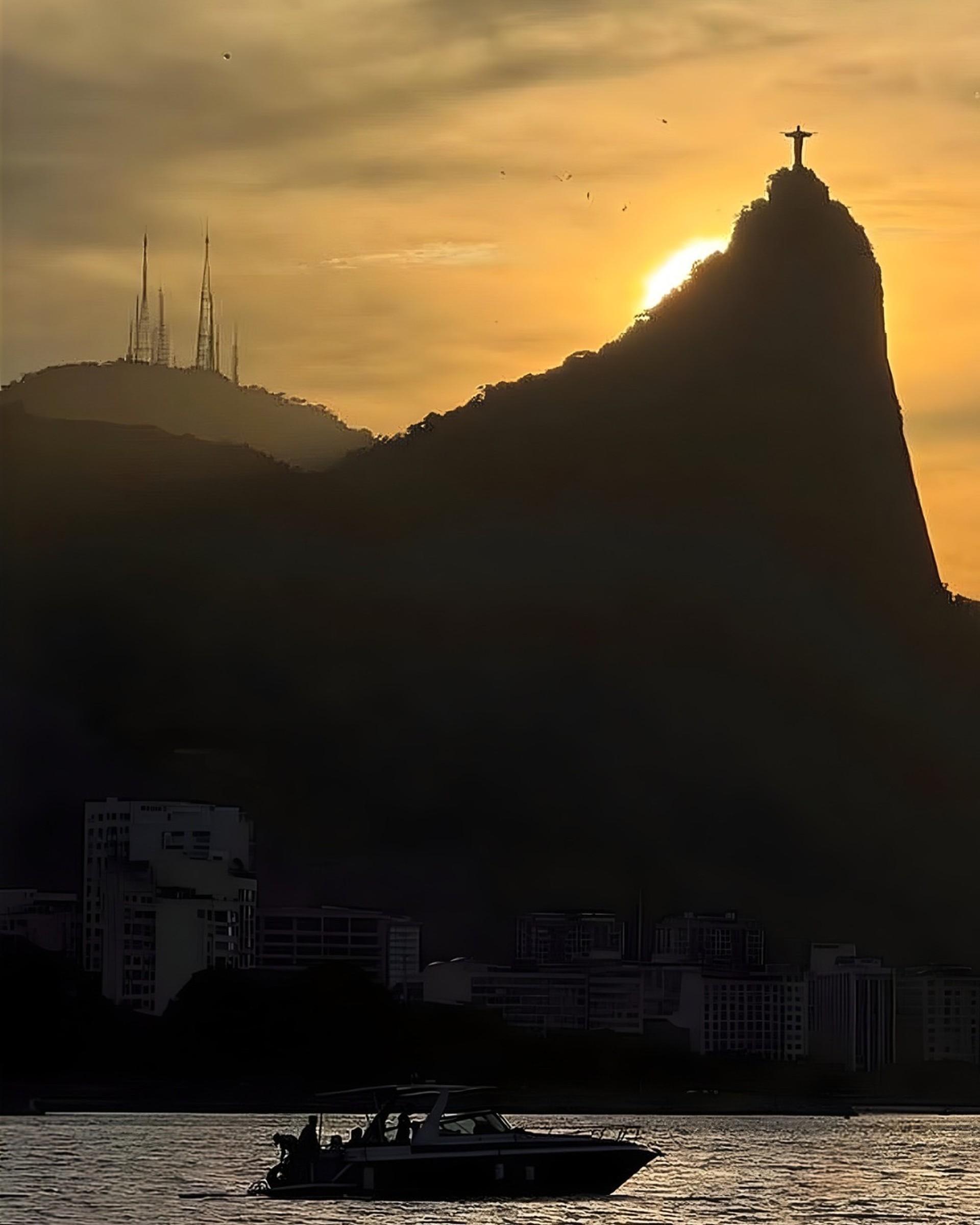 Rio de Janeiro Private Sunset Speedboat with Sparkling Wine