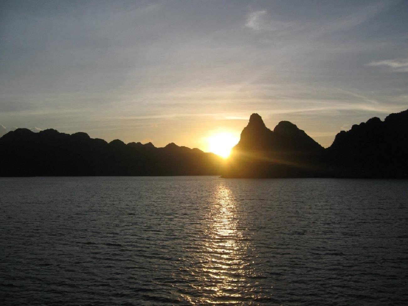 Ha Long & Lan Ha Bay 2-Day 5-Star Balcony Cruise