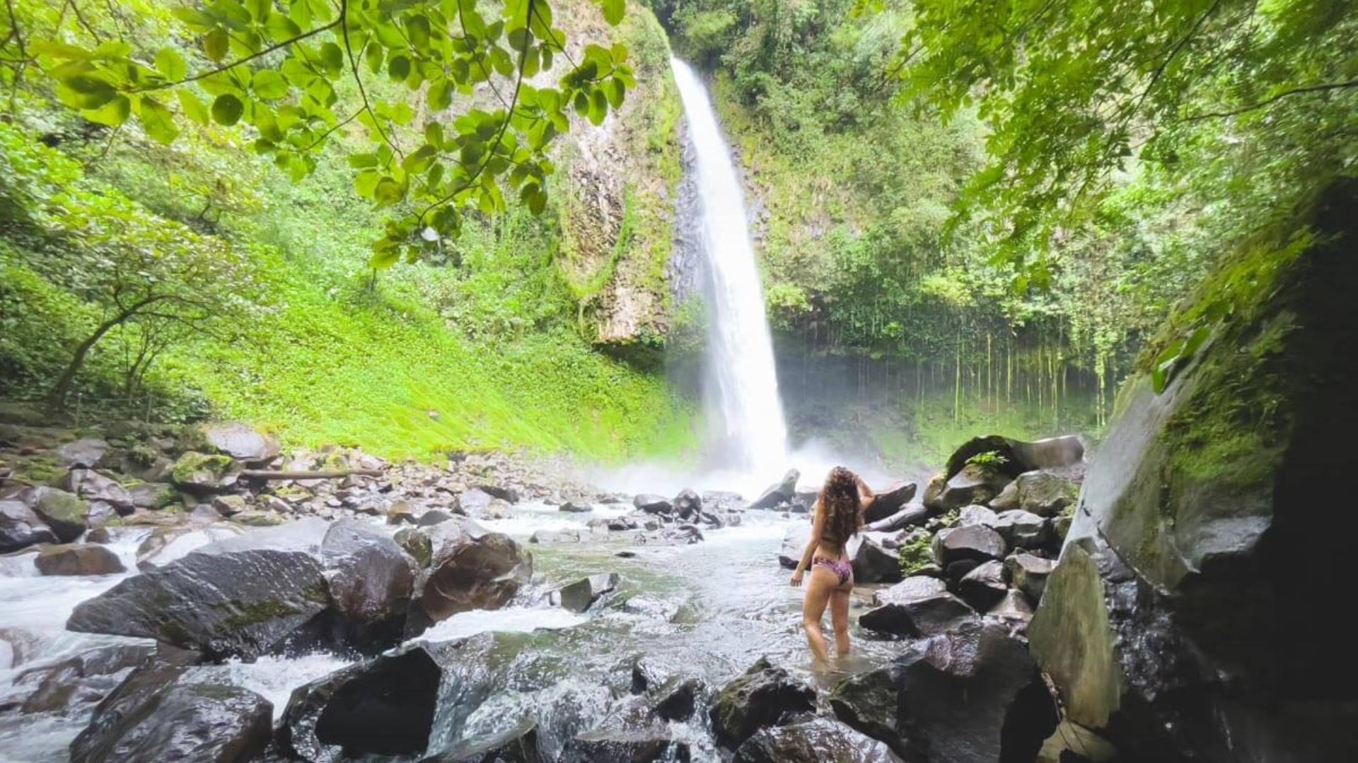 La Fortuna Full-Day Nature Tour: Hanging Bridges, Volcano & Waterfall