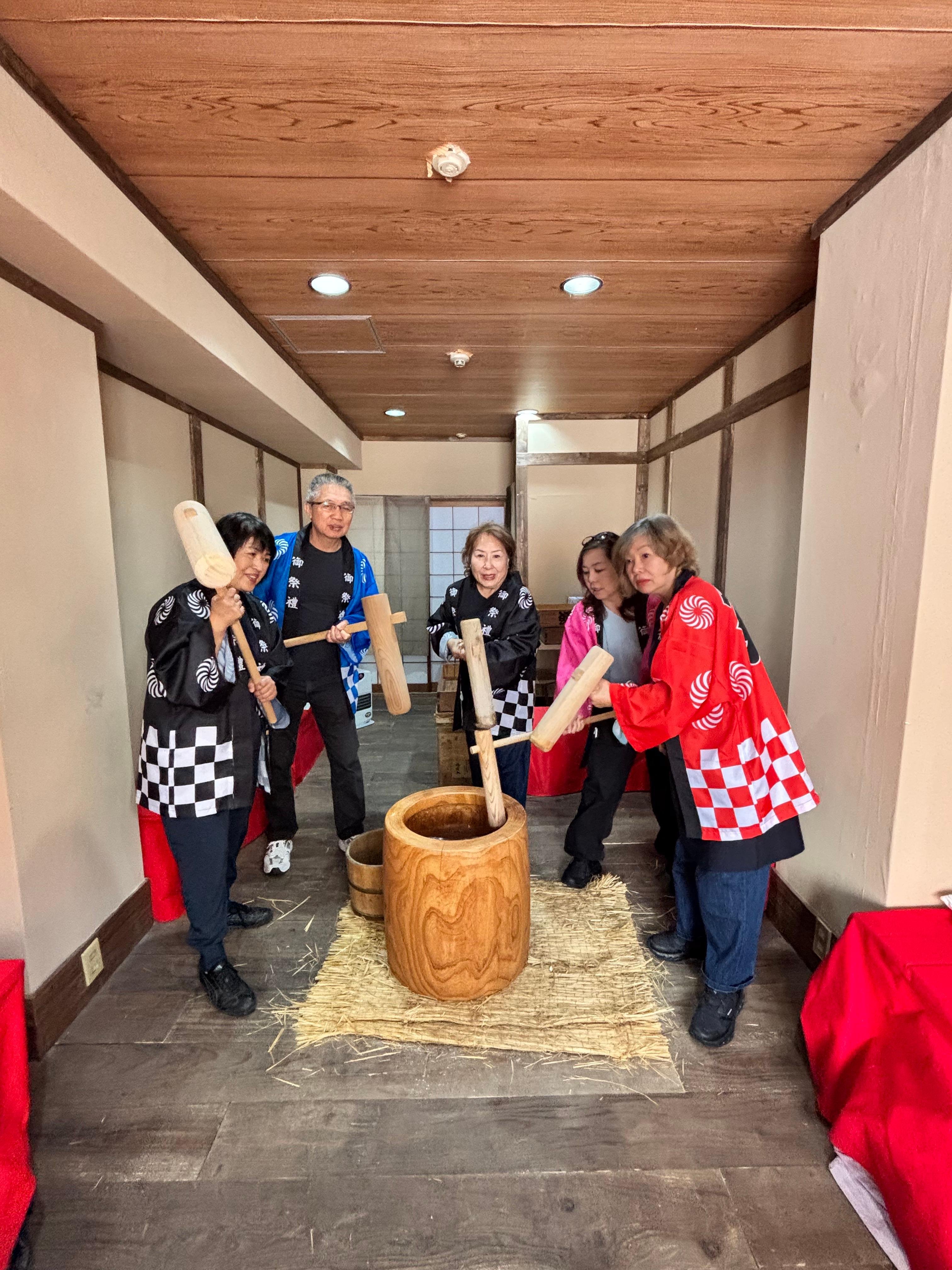 Osaka Traditional Mochi Pounding Workshop & Tasting