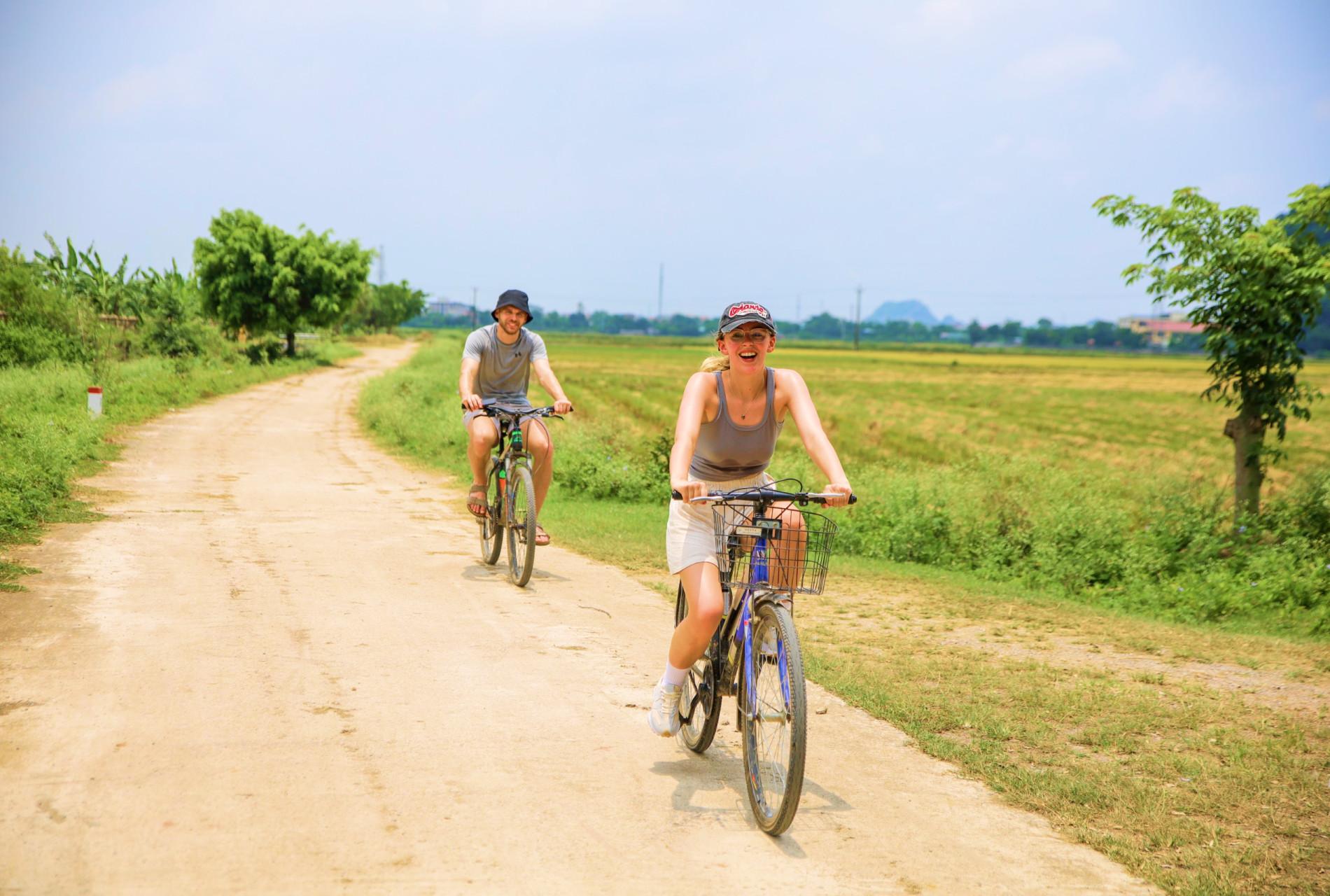 Ninh Binh Full-Day Tour: Hoa Lu or Bai Dinh, Trang An & Mua Cave