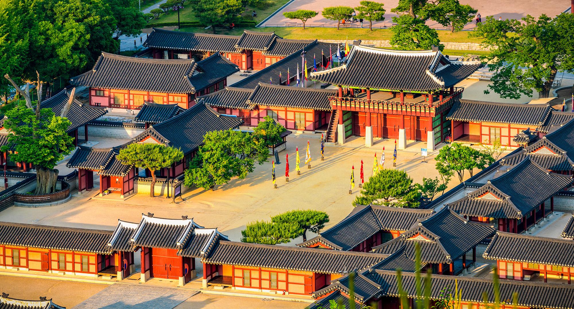 Seoul: Suwon Hwaseong Fortress & Folk Village or Starfield