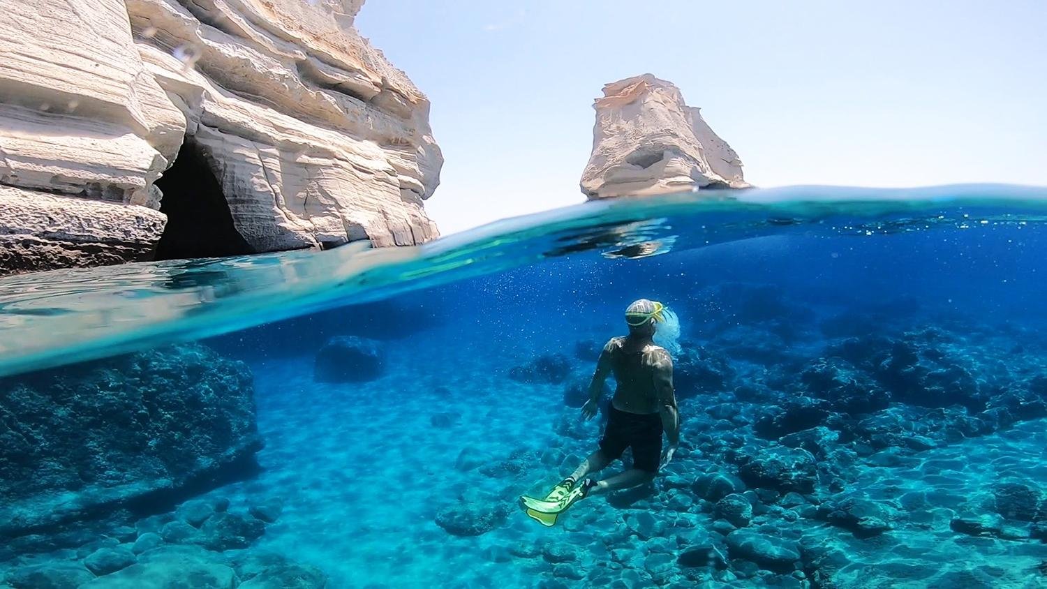 Milos Boat Tour: Kleftiko & Polyaigos Swimming with Meals