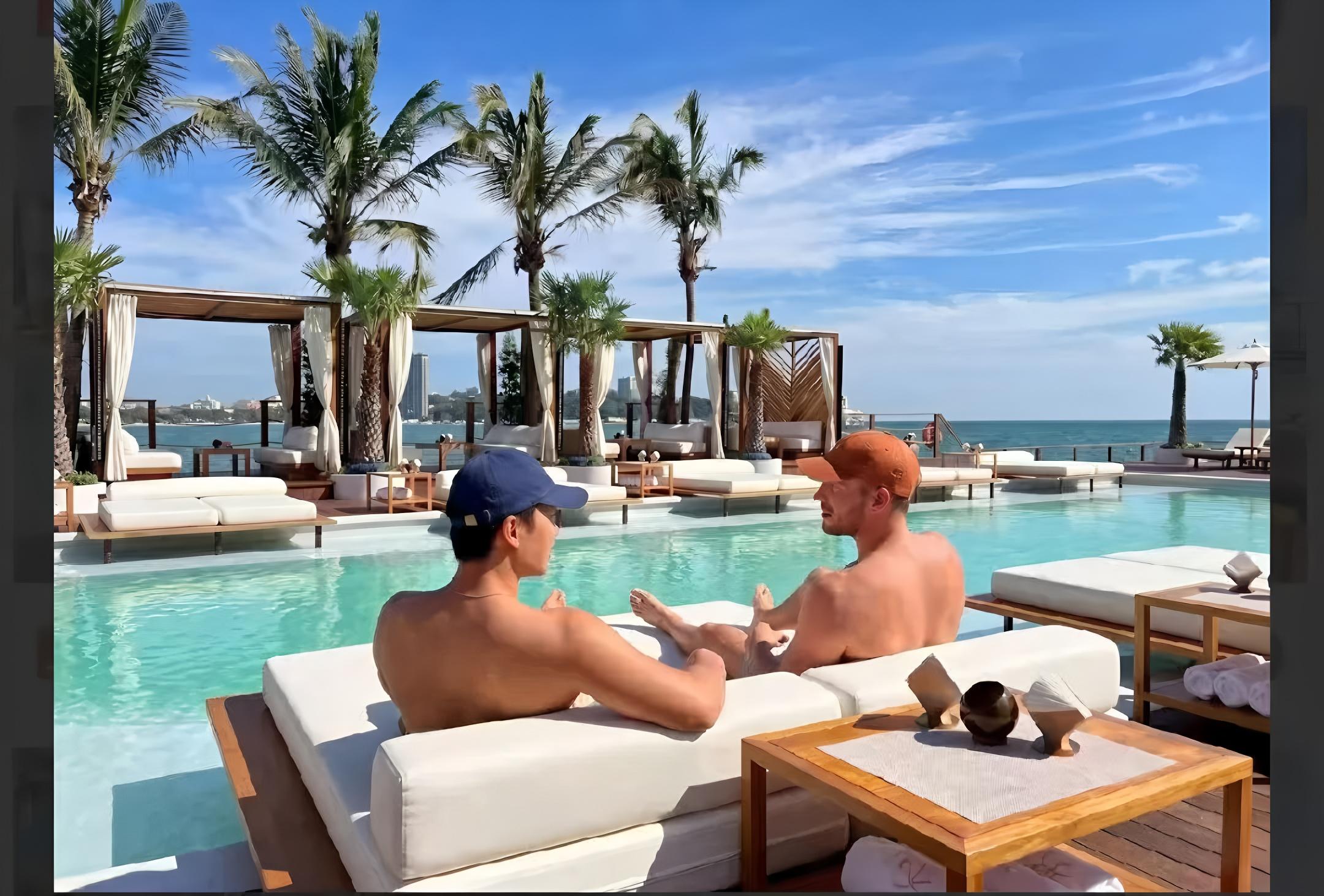 Sina Beach Floating Club: Pattaya Day Pass